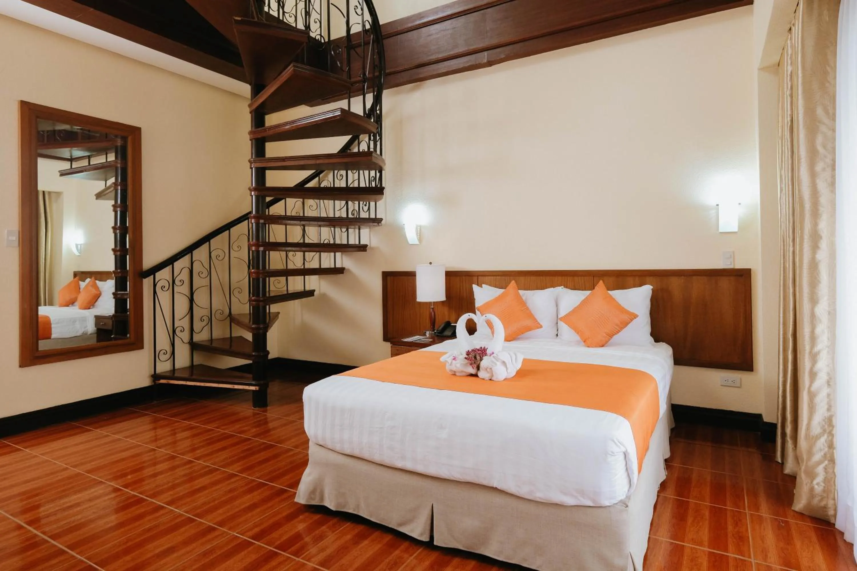 Hotel Loft Lake View in The Suites At Mount Malarayat