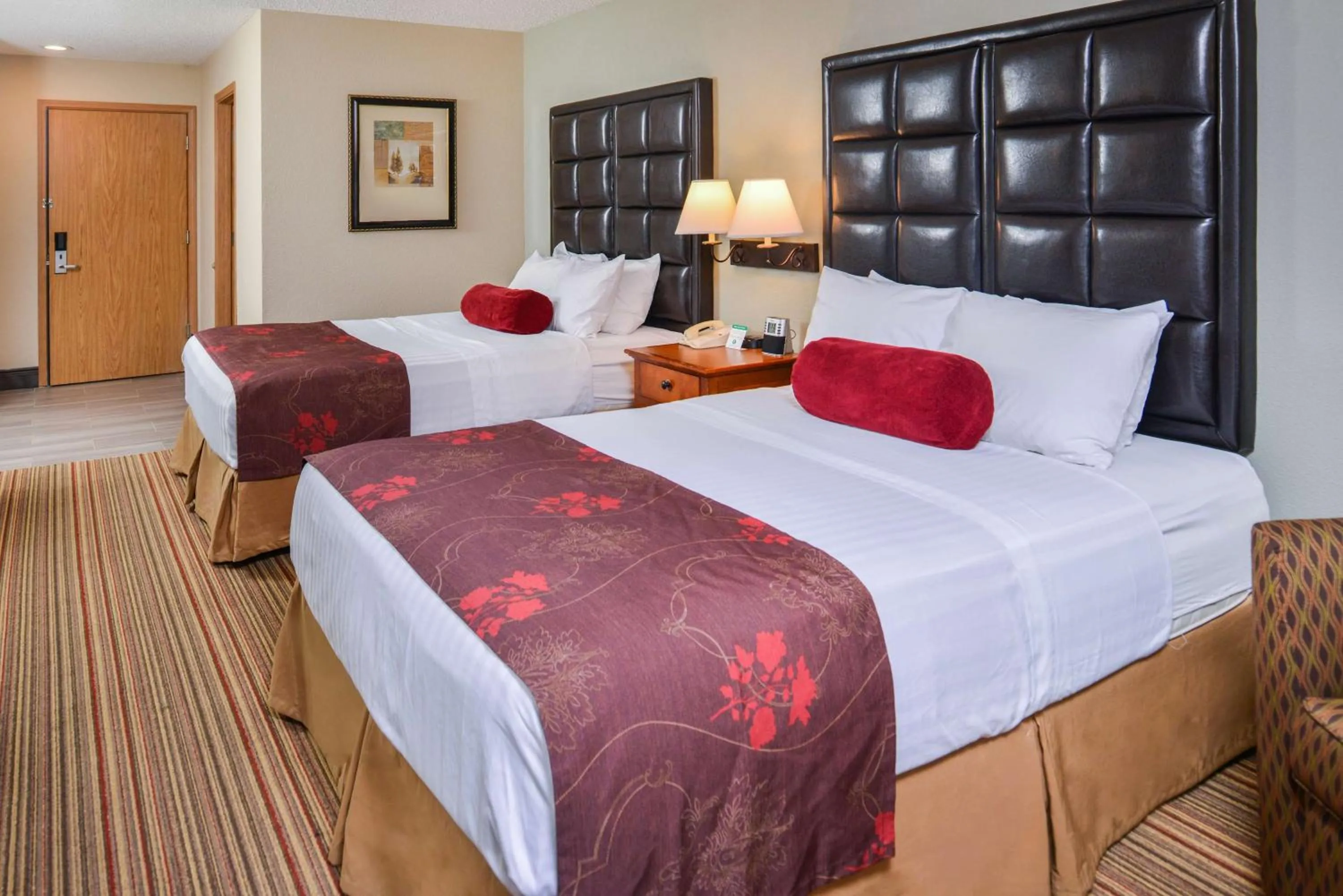 Queen Room with Roll-In Shower - Mobility Access in Best Western Plus Rama Inn