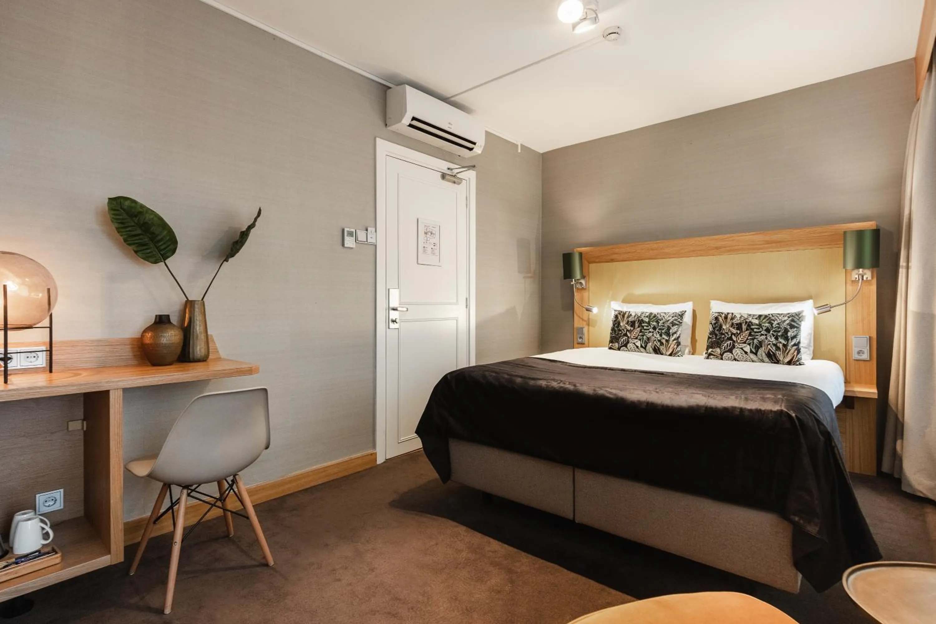 Small Queen Room in The Delphi - Amsterdam Townhouse