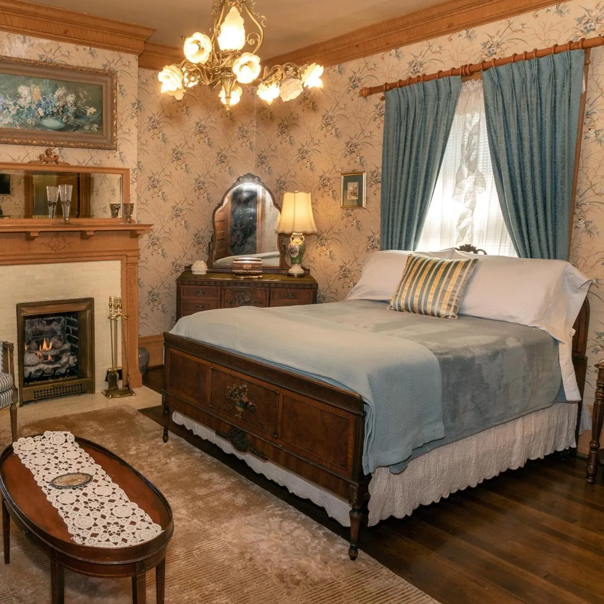 Double Room in South Broadway Manor B&B - Near Fallingwater, Ohiopyle State Park, Hiking & Biking trails GAP