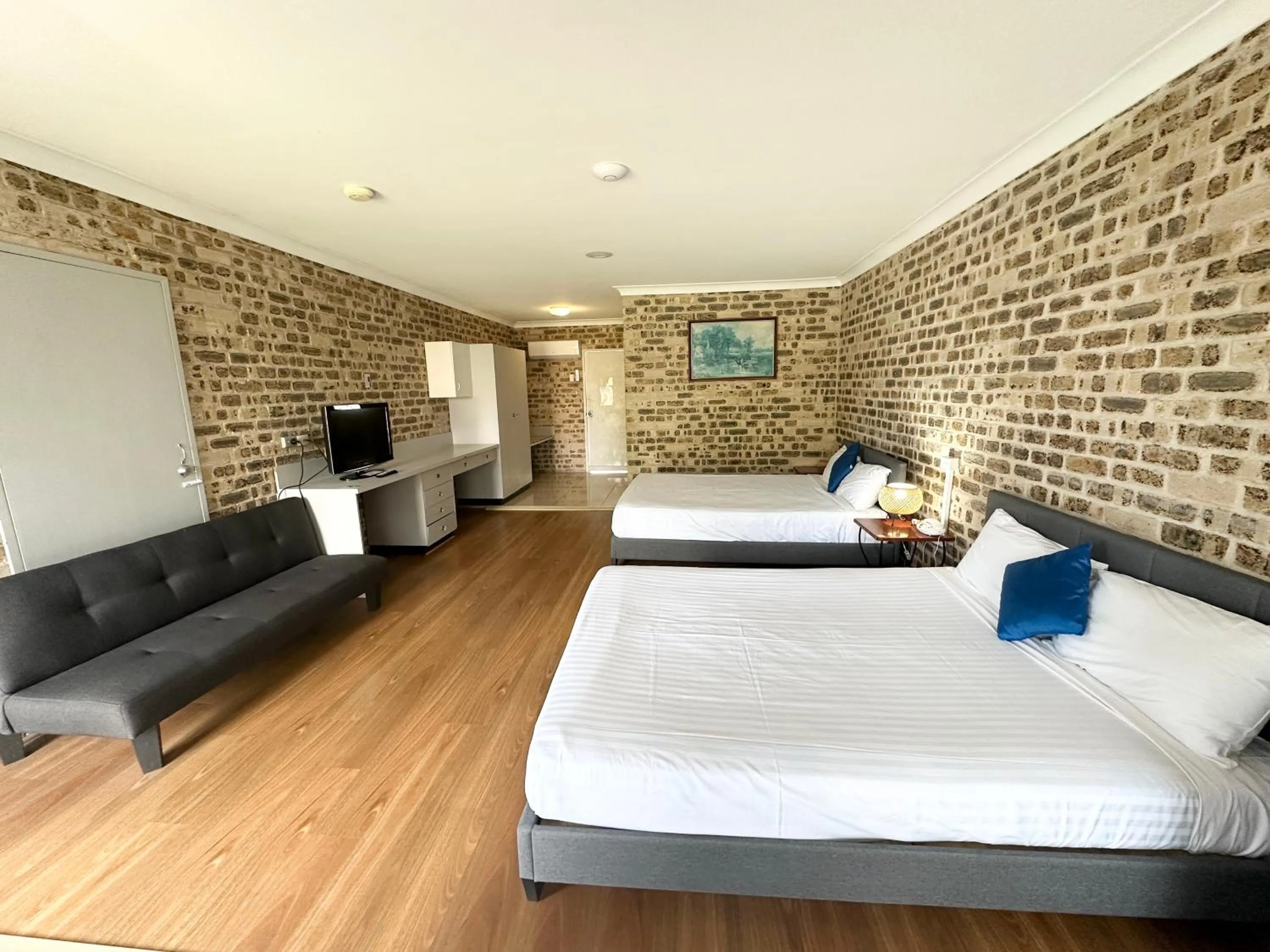 Large Twin Room in Sir Francis Drake