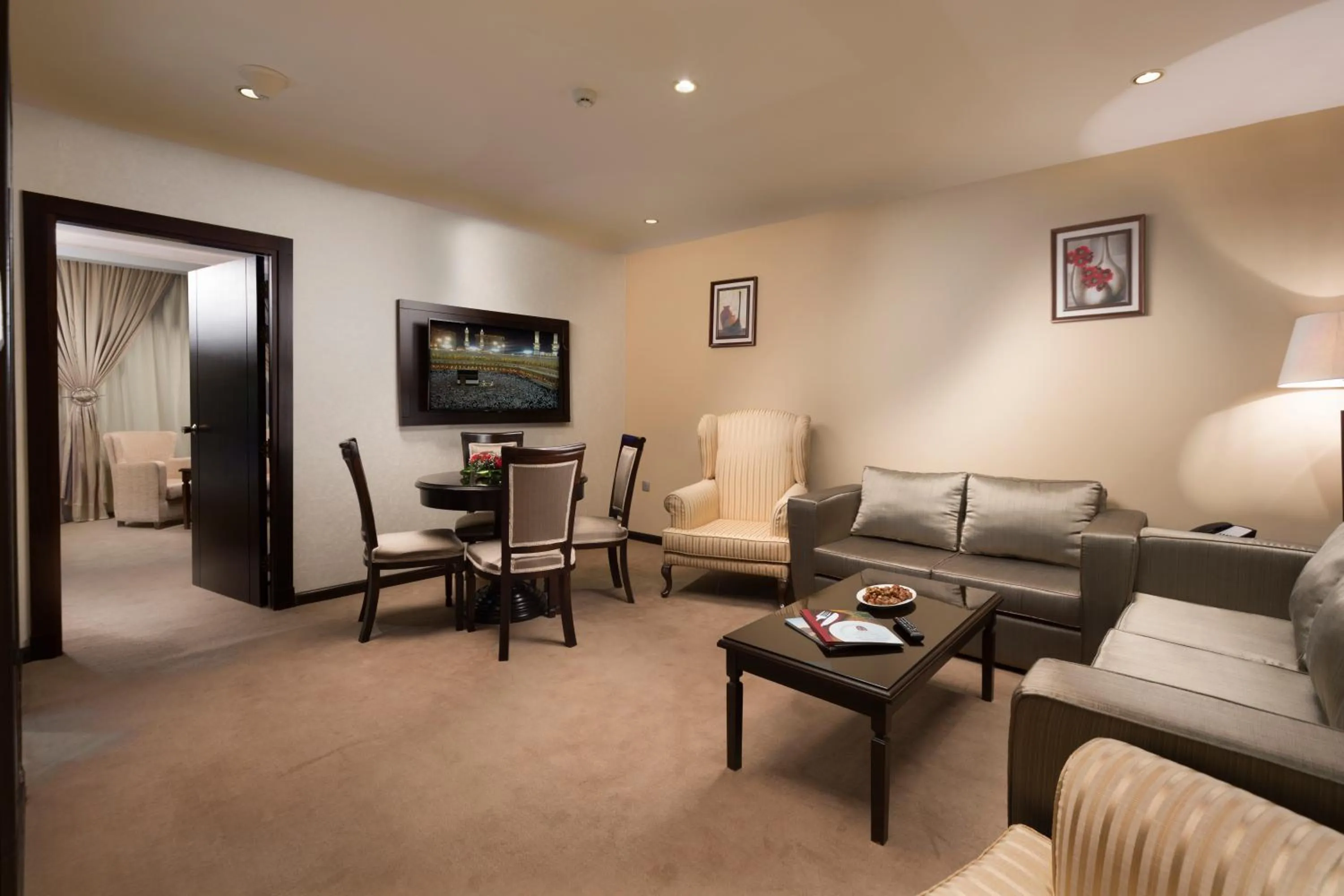 Deluxe Suite in Razana Al Rawdha Hotel