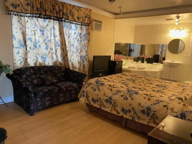 Queen Suite with Spa Bath in Motel Pierre