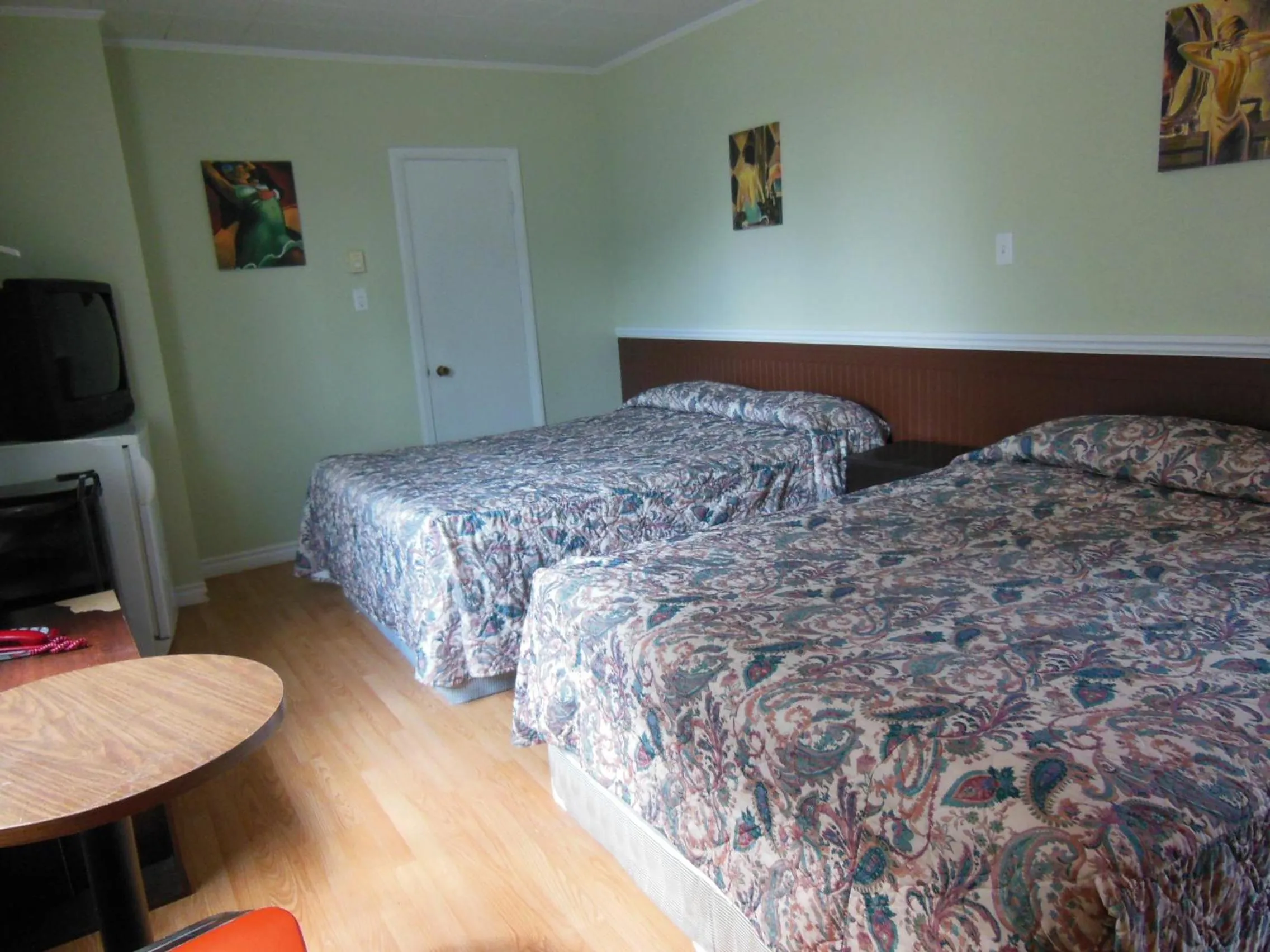 Queen Room with Two Queen Beds in Motel Pierre