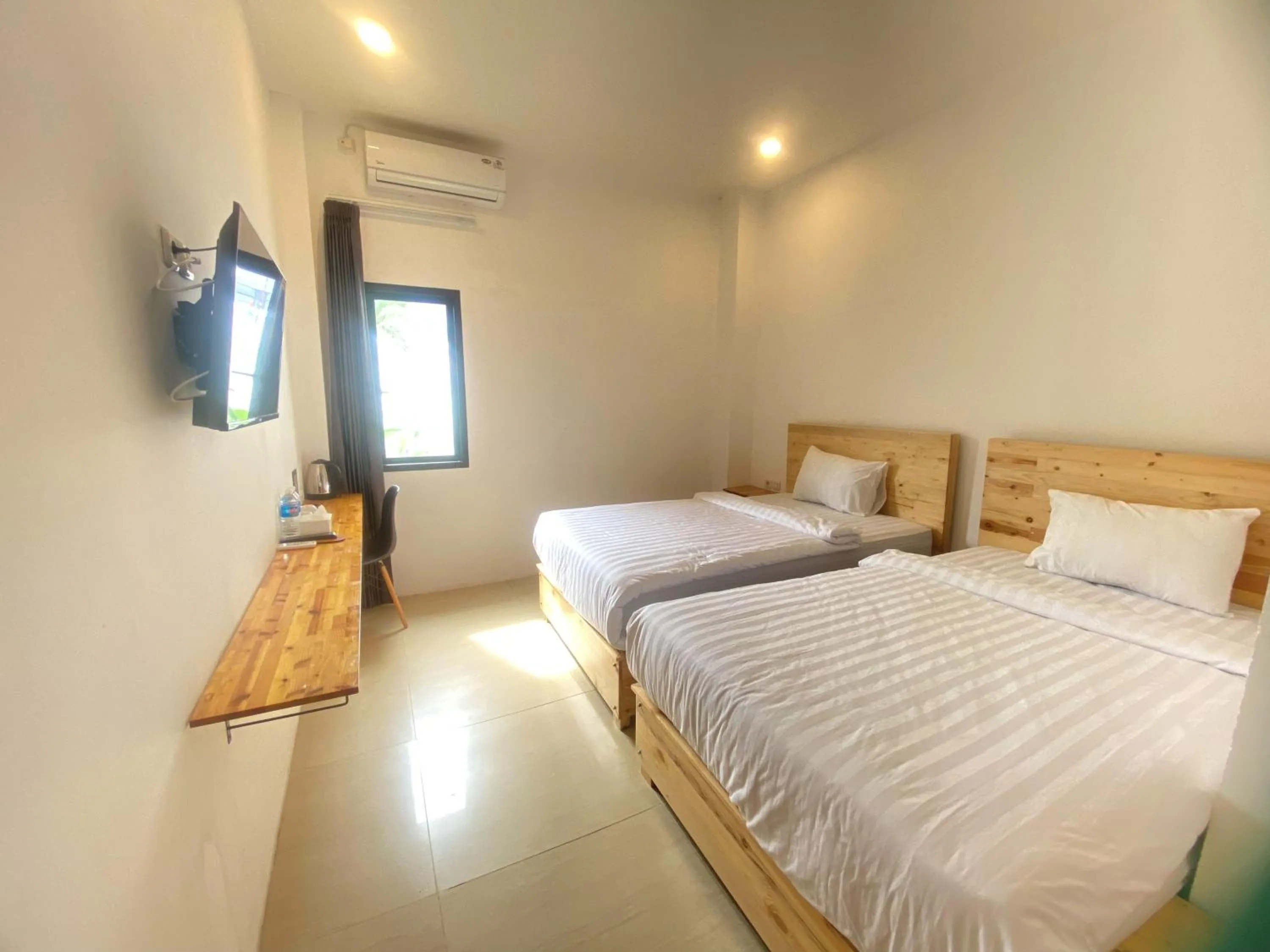 Superior Twin Room in Urbanview Hotel Medio Inn Palu by RedDoorz