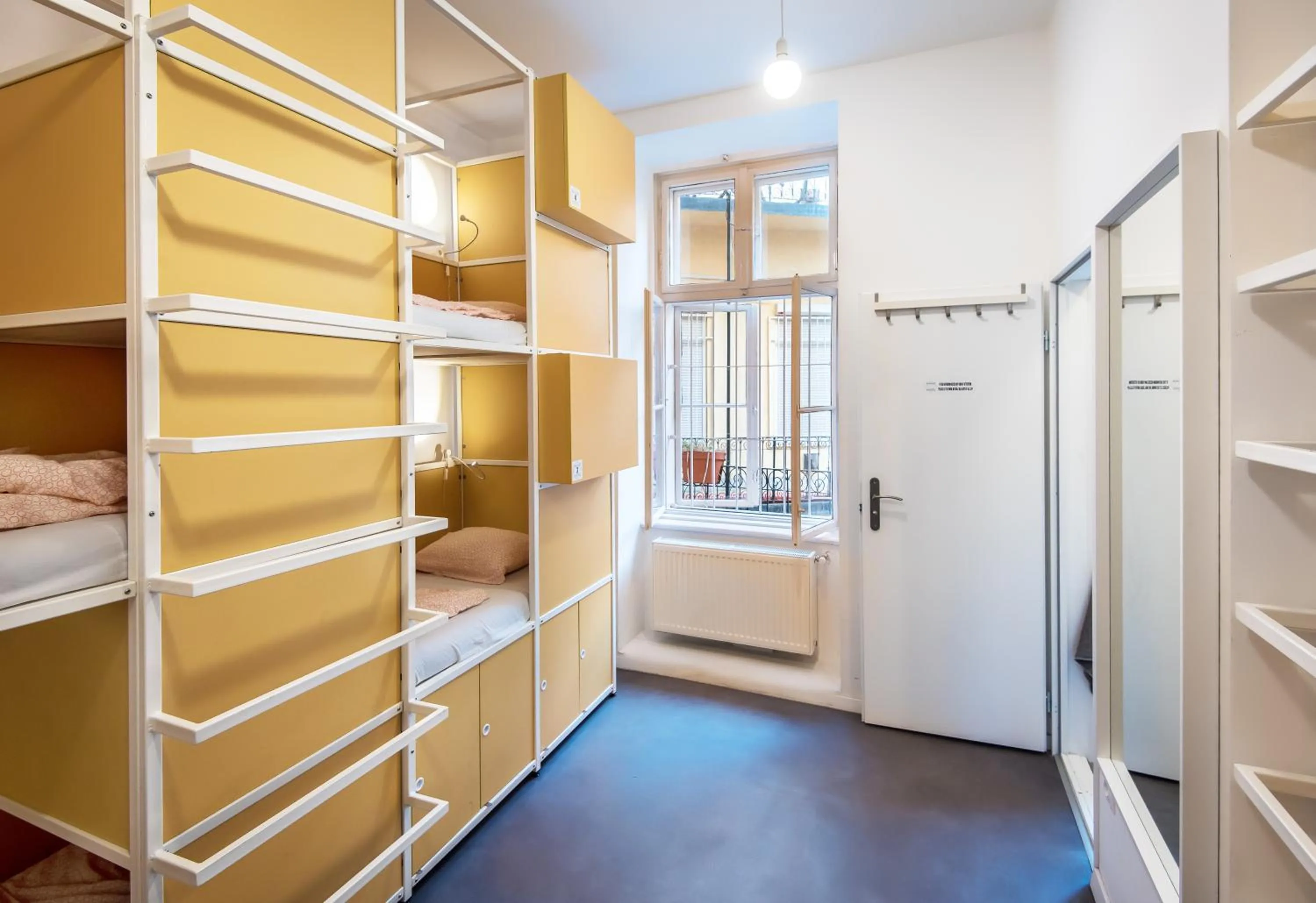 6-Bed Room with Private Bathroom in Avenue Hostel