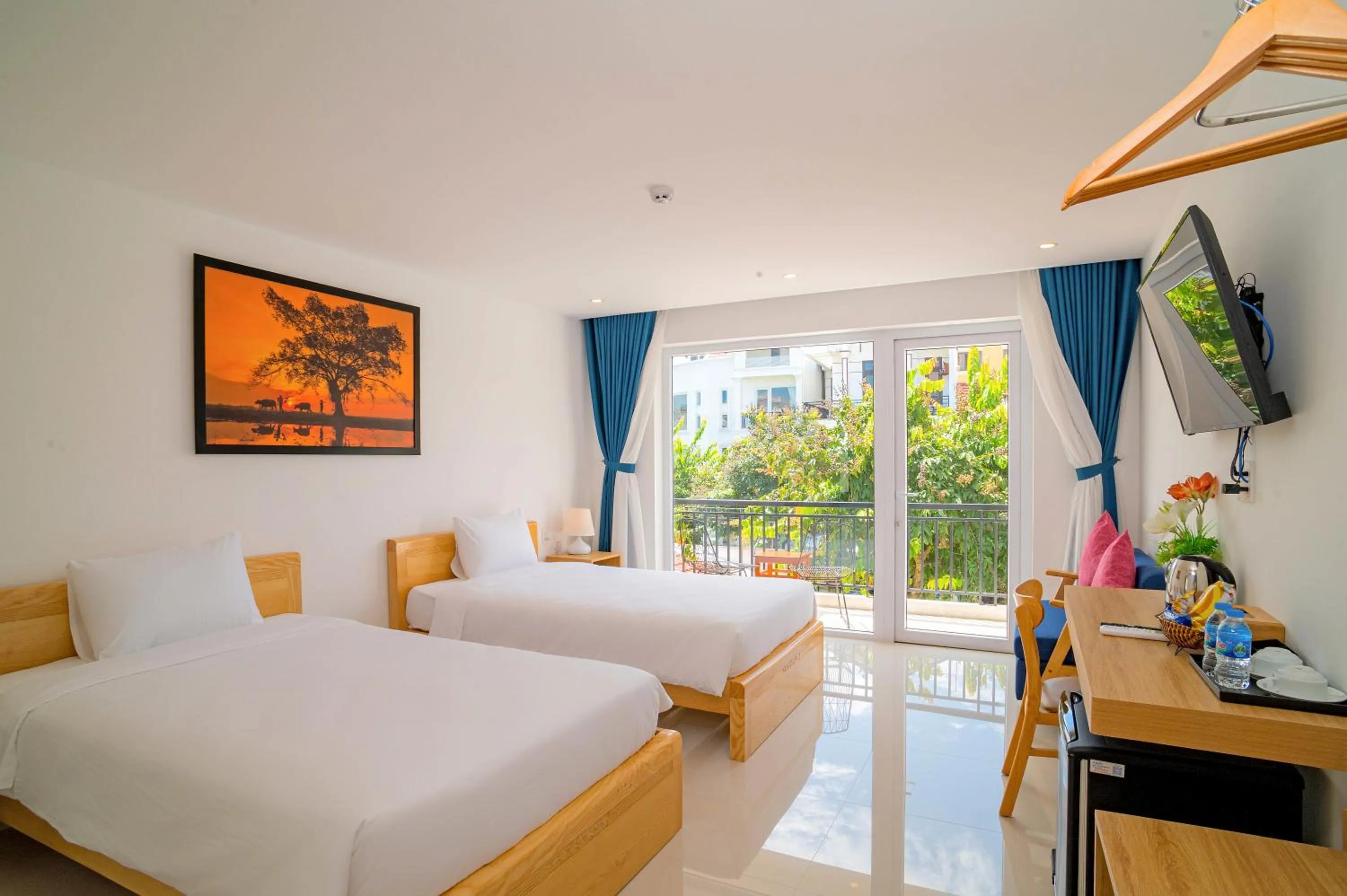 Twin Room with City View in White House Central Villa