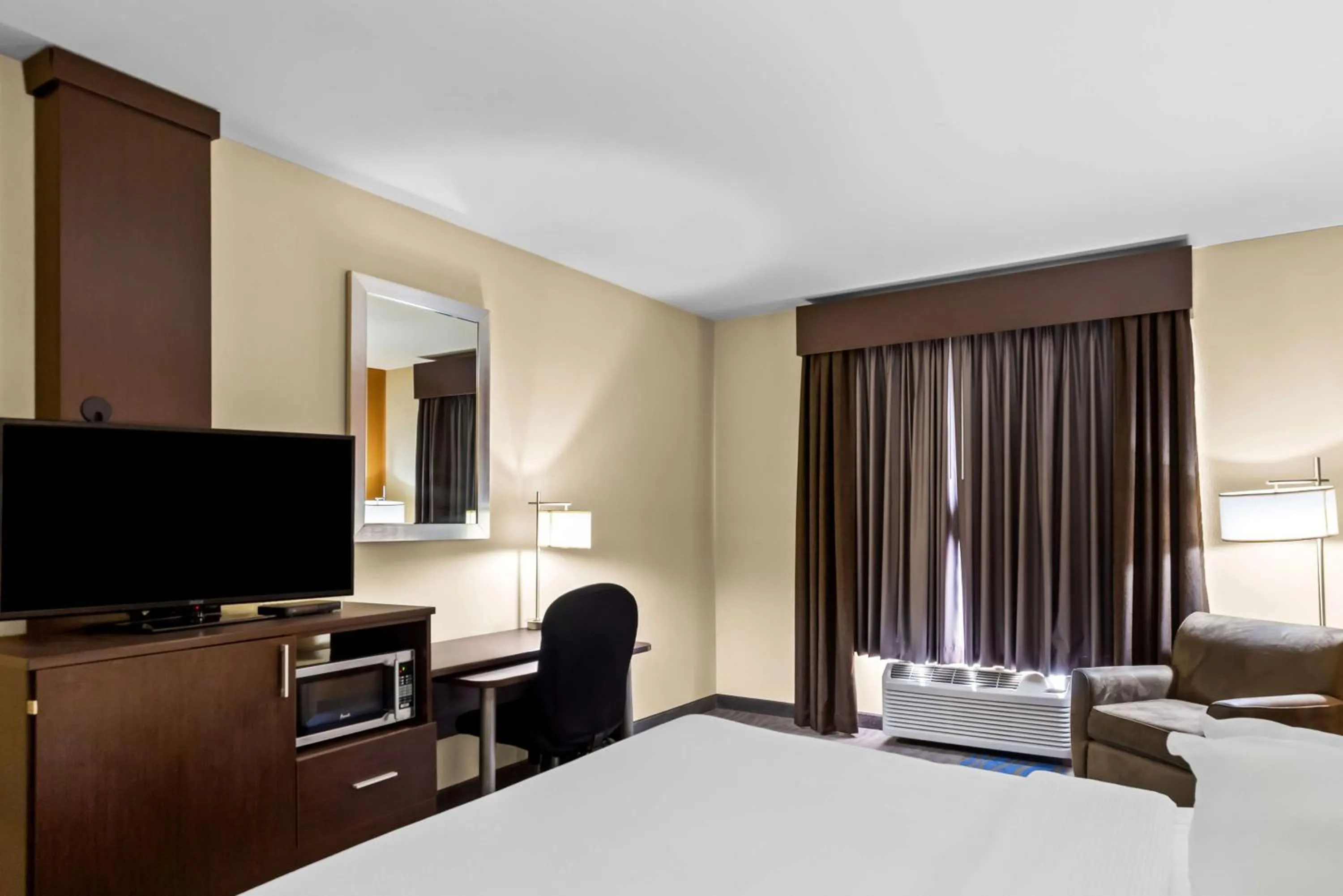 King Room in Best Western St. Louis Airport North Hotel & Suites