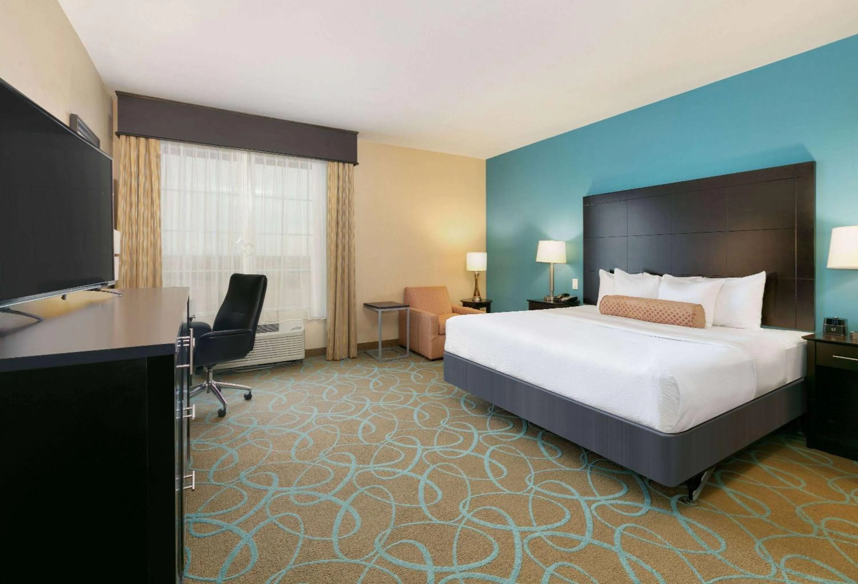 King Room - Mobility Access/Non-Smoking in La Quinta by Wyndham Clinton Historic Route 66