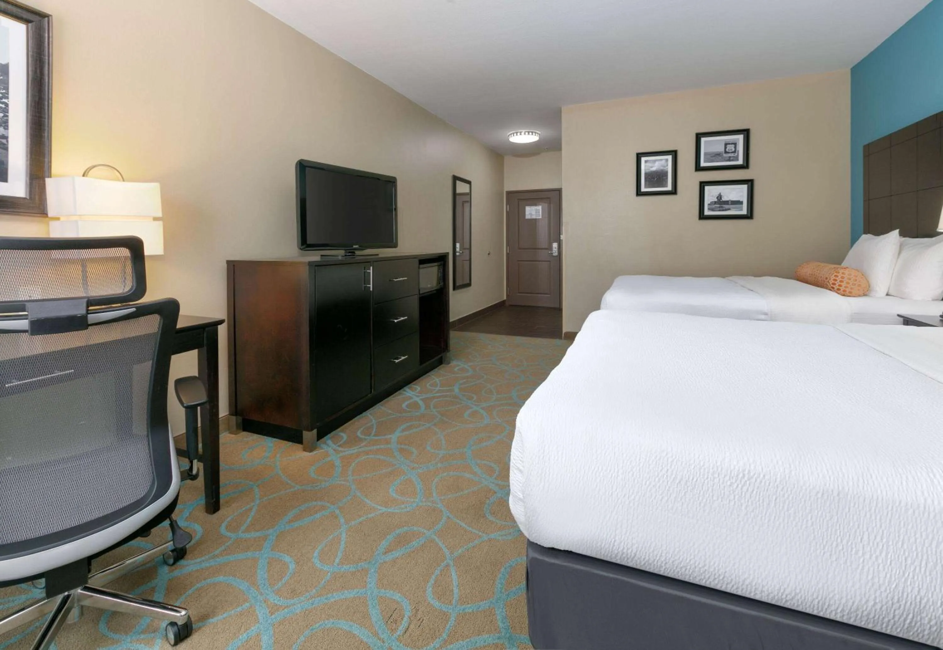 Queen Room with Two Queen Beds - Mobility Access/Non-Smoking in La Quinta by Wyndham Clinton Historic Route 66