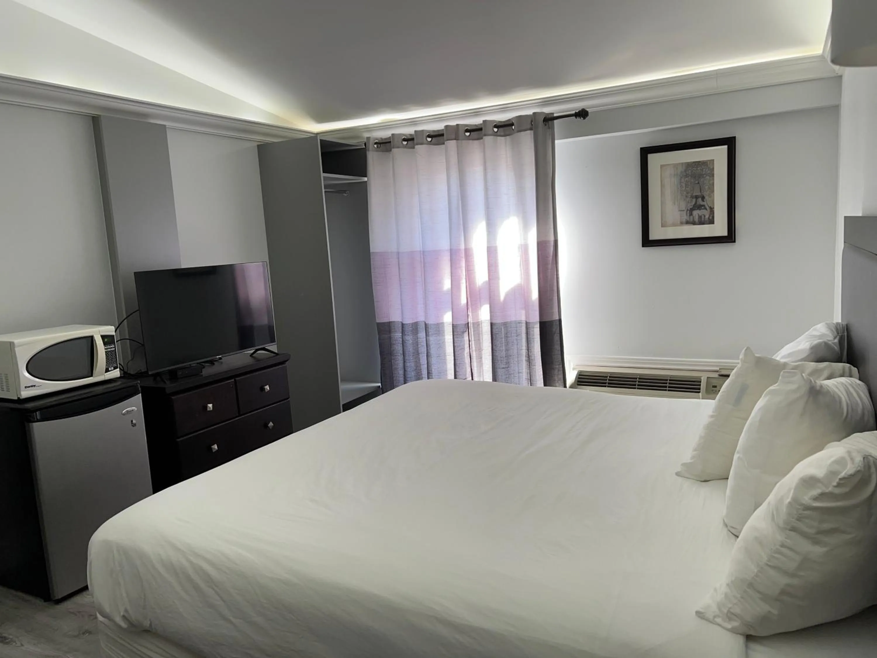 King Room - Non-Smoking in Travelodge by Wyndham Sarnia