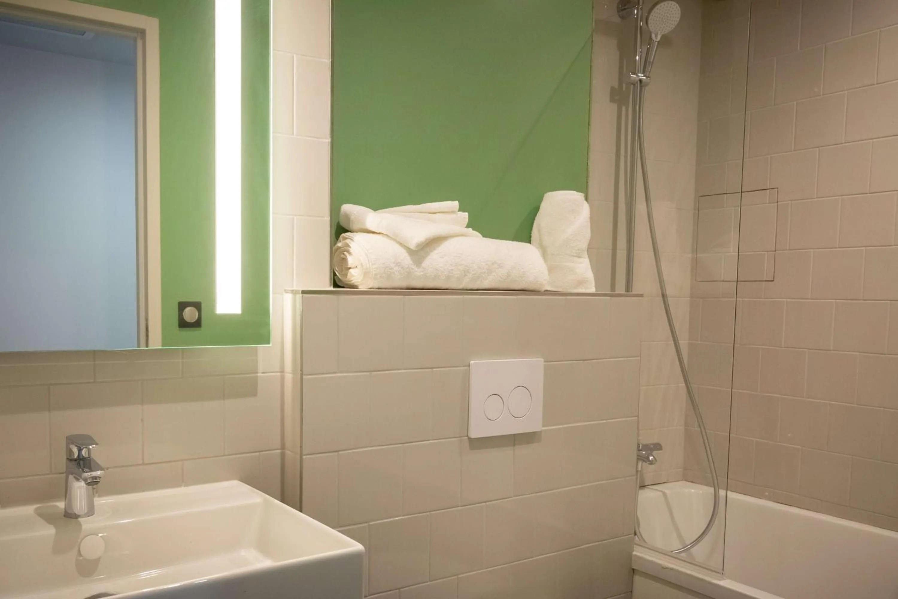 Executive Queen Room with Balcony in Best Western 11BAUER Paris Saint-Ouen