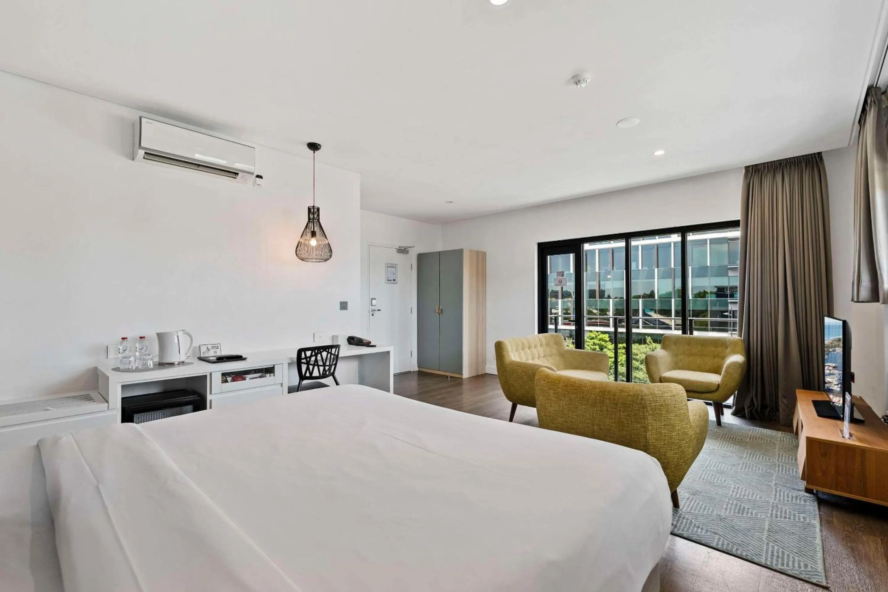Executive King Suite with Balcony - Non-Smoking in The Kingsford, an Ascend Collection Hotel