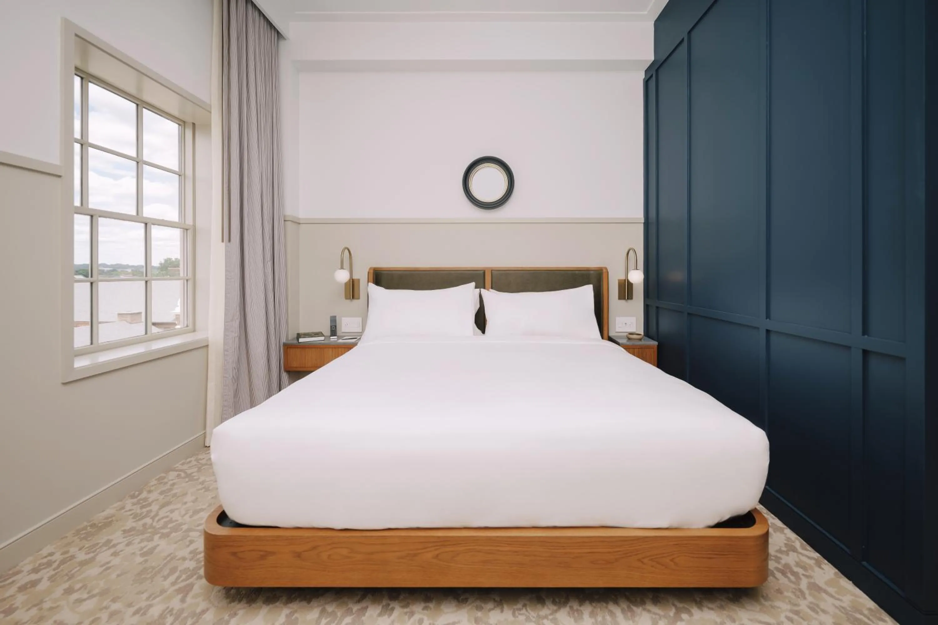 Deluxe King Room in Hotel Heron Old Town Alexandria