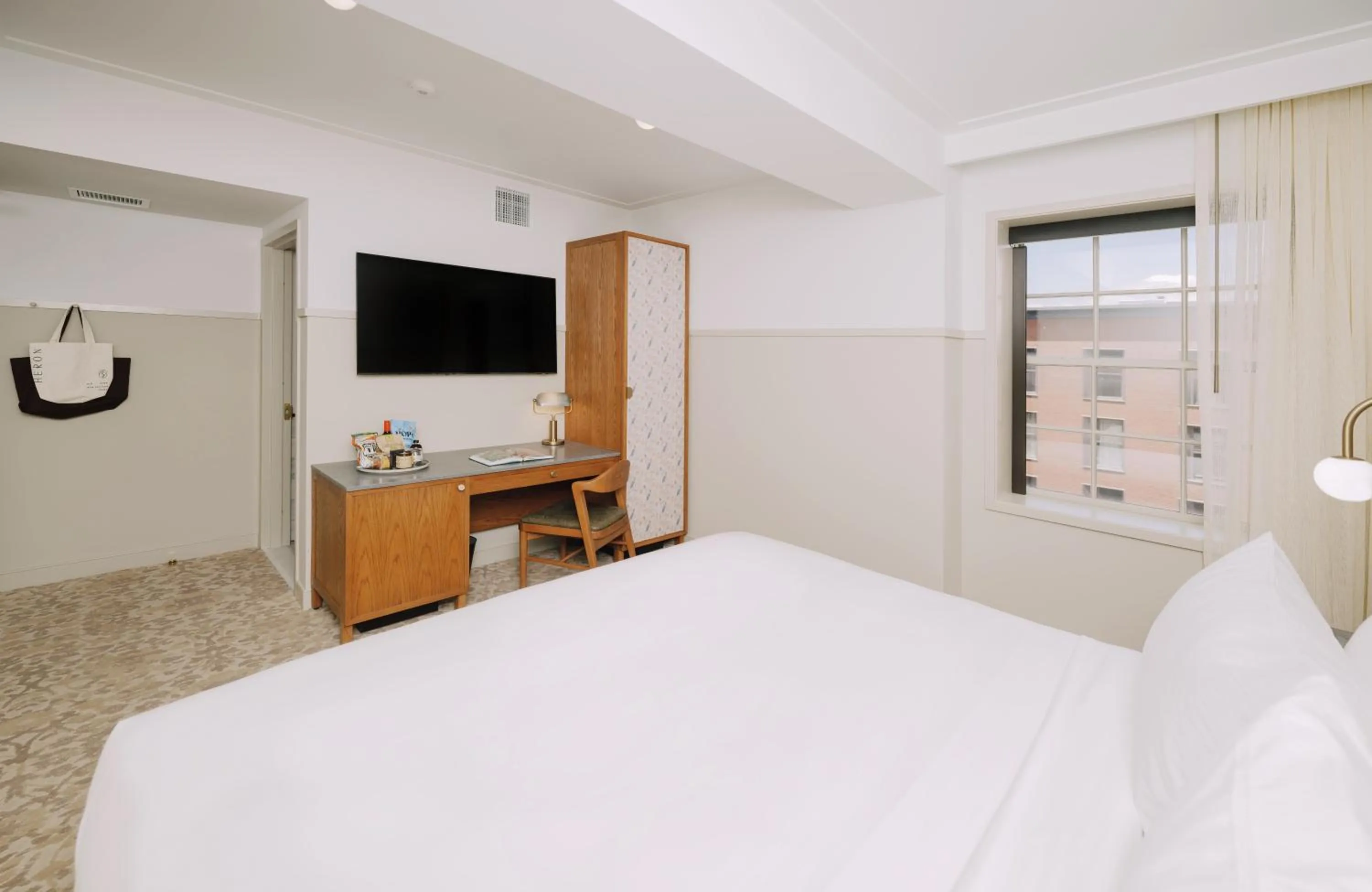 Superior King Room in Hotel Heron Old Town Alexandria