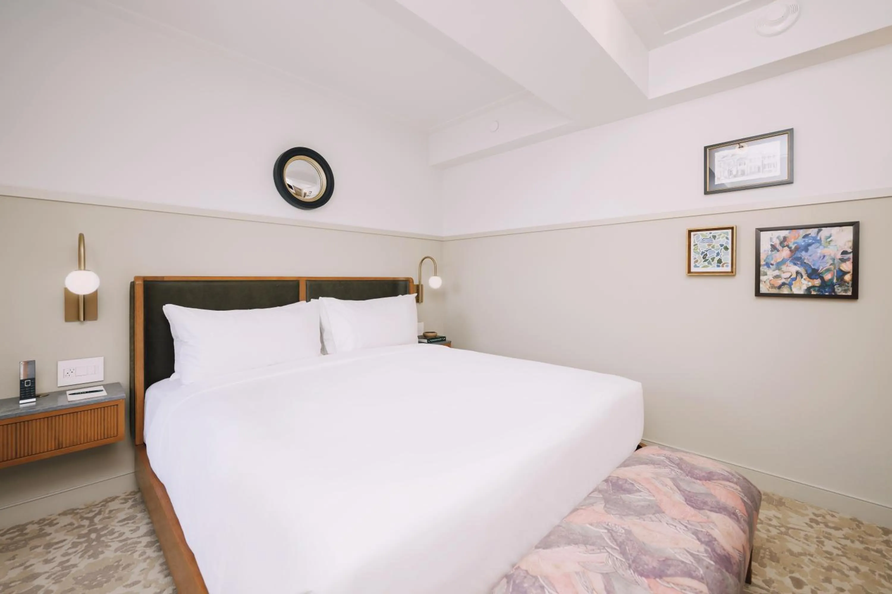 King Room in Hotel Heron Old Town Alexandria