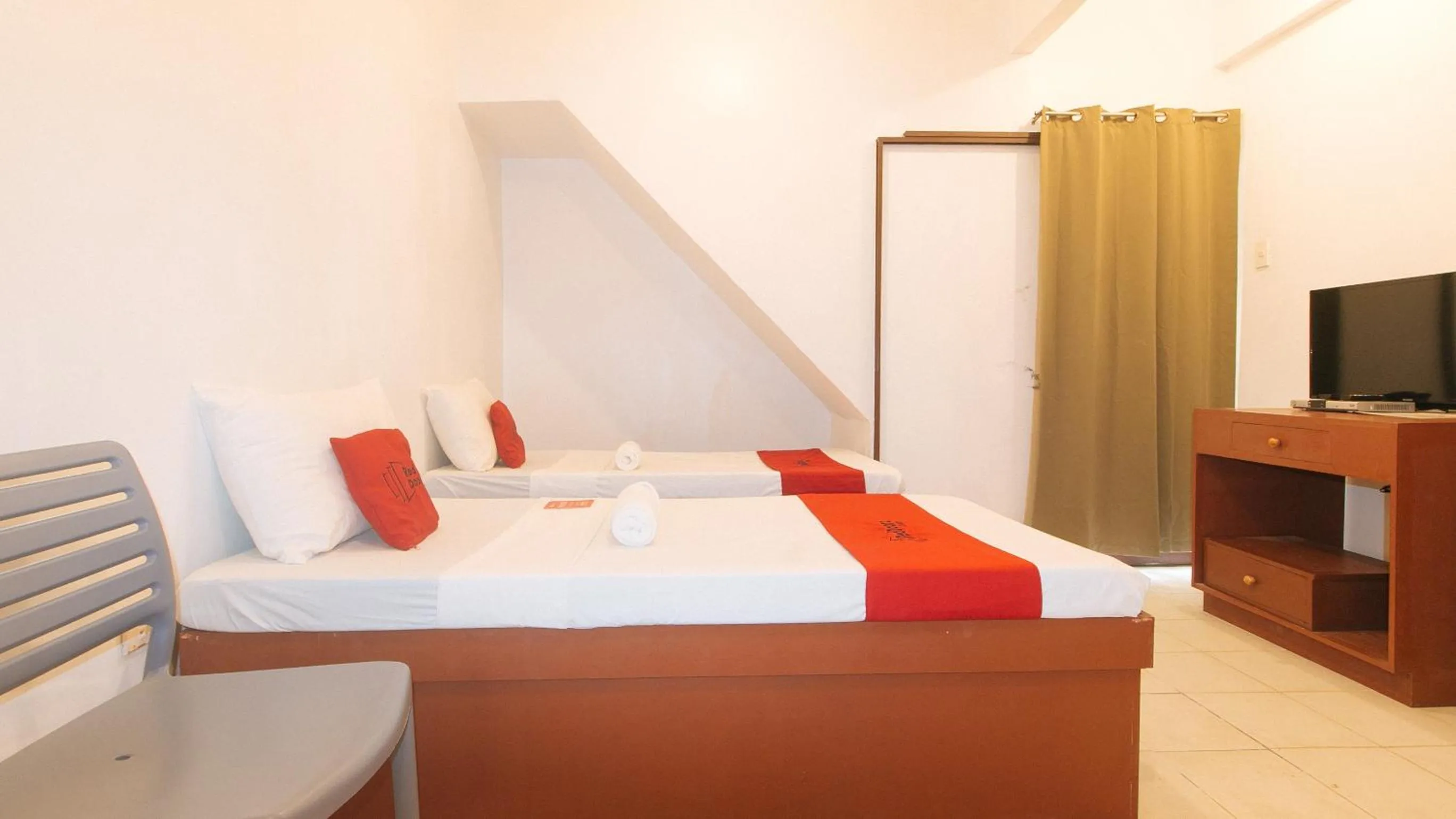 Twin Room in RedDoorz @ The Central Inn Boracay Island