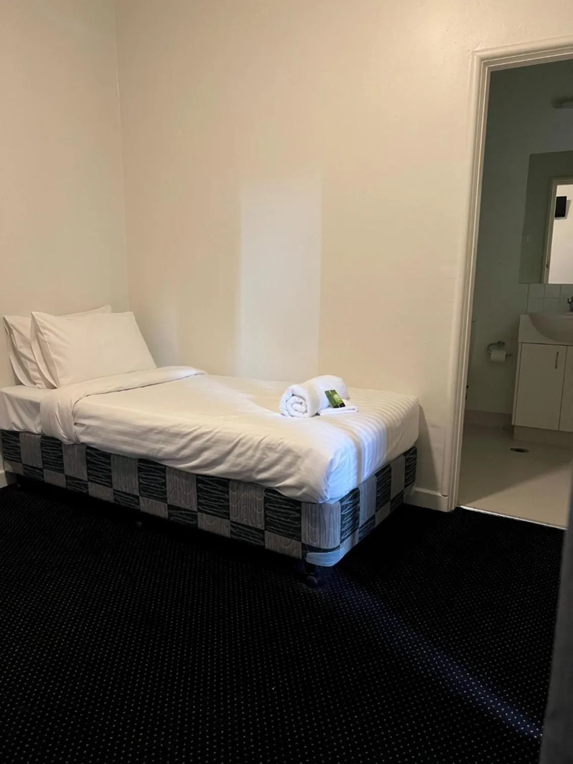 Single Room with Private Bathroom in Star Bar Cafe & Hotel