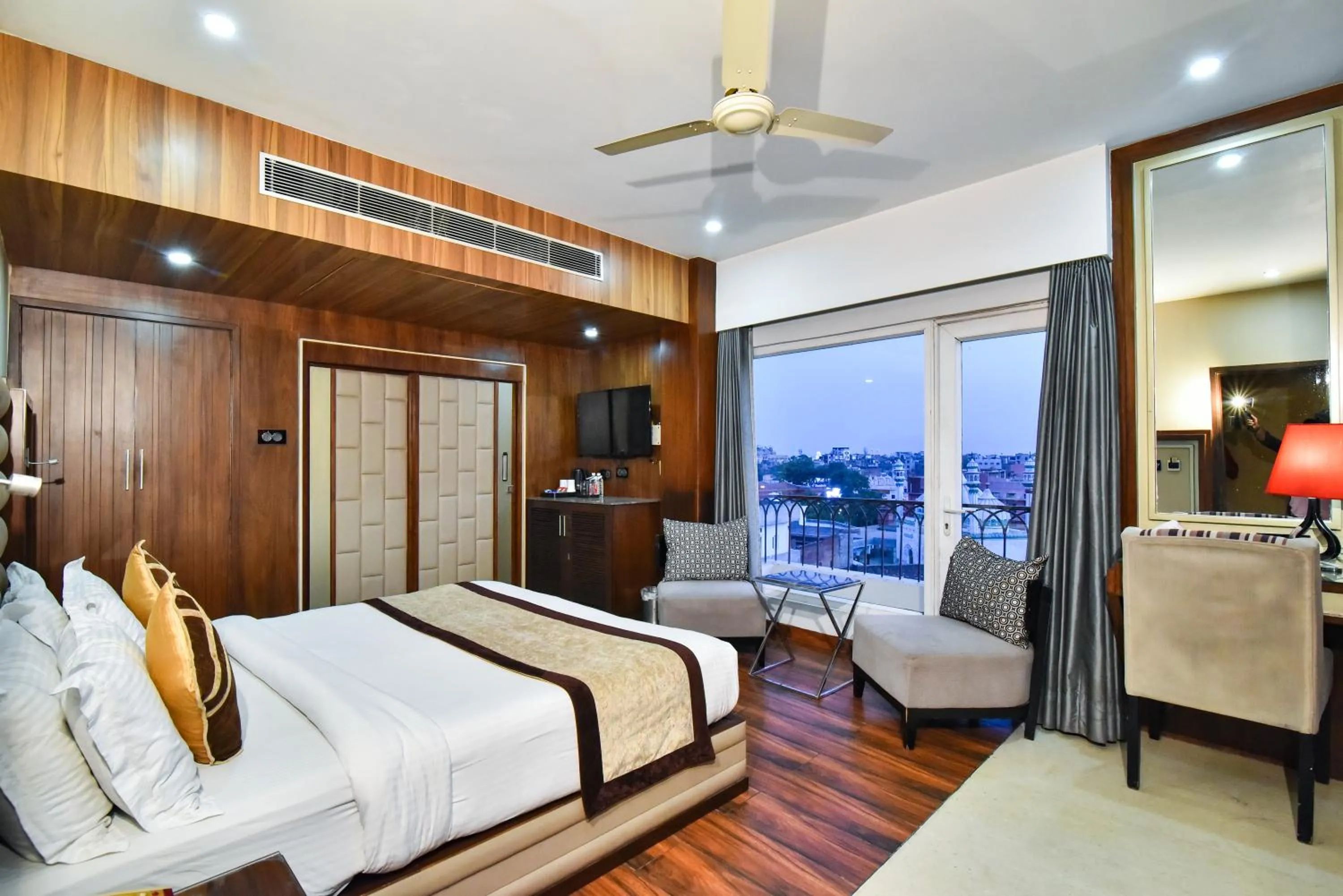 Suite in Hotel Sawera Grand Near Golden Temple