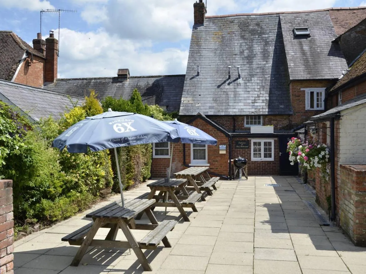 Twin Room with Shower in The Antelope at Upavon