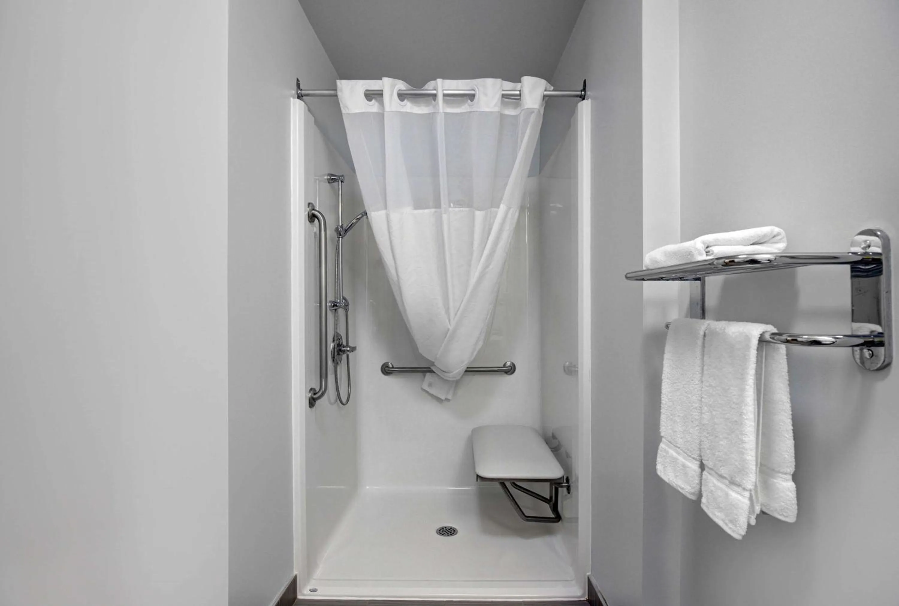 Queen Room - Disability Access - Non-Smoking in Motel 6 Airdrie