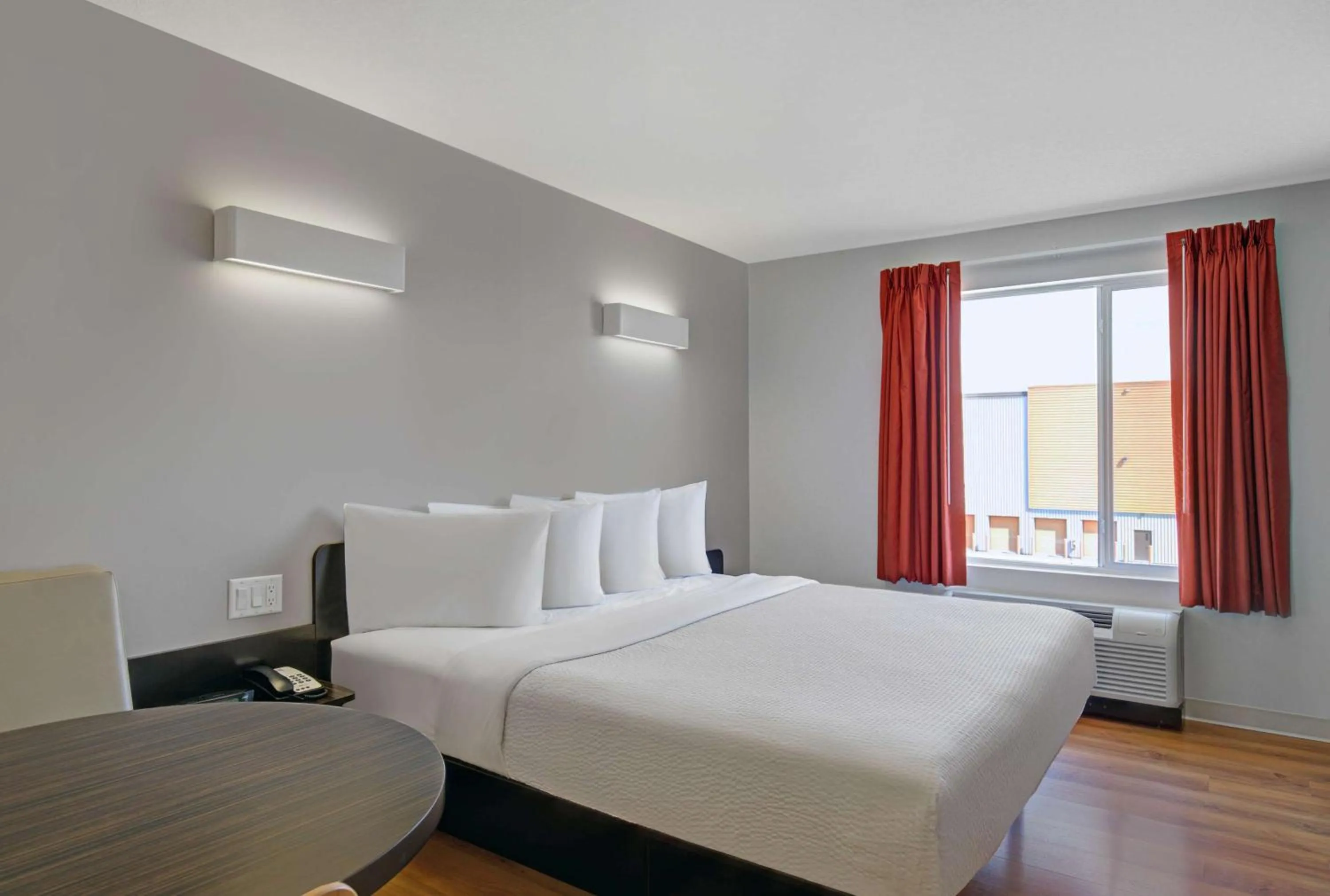 Deluxe King Room - Non-Smoking in Motel 6 Airdrie