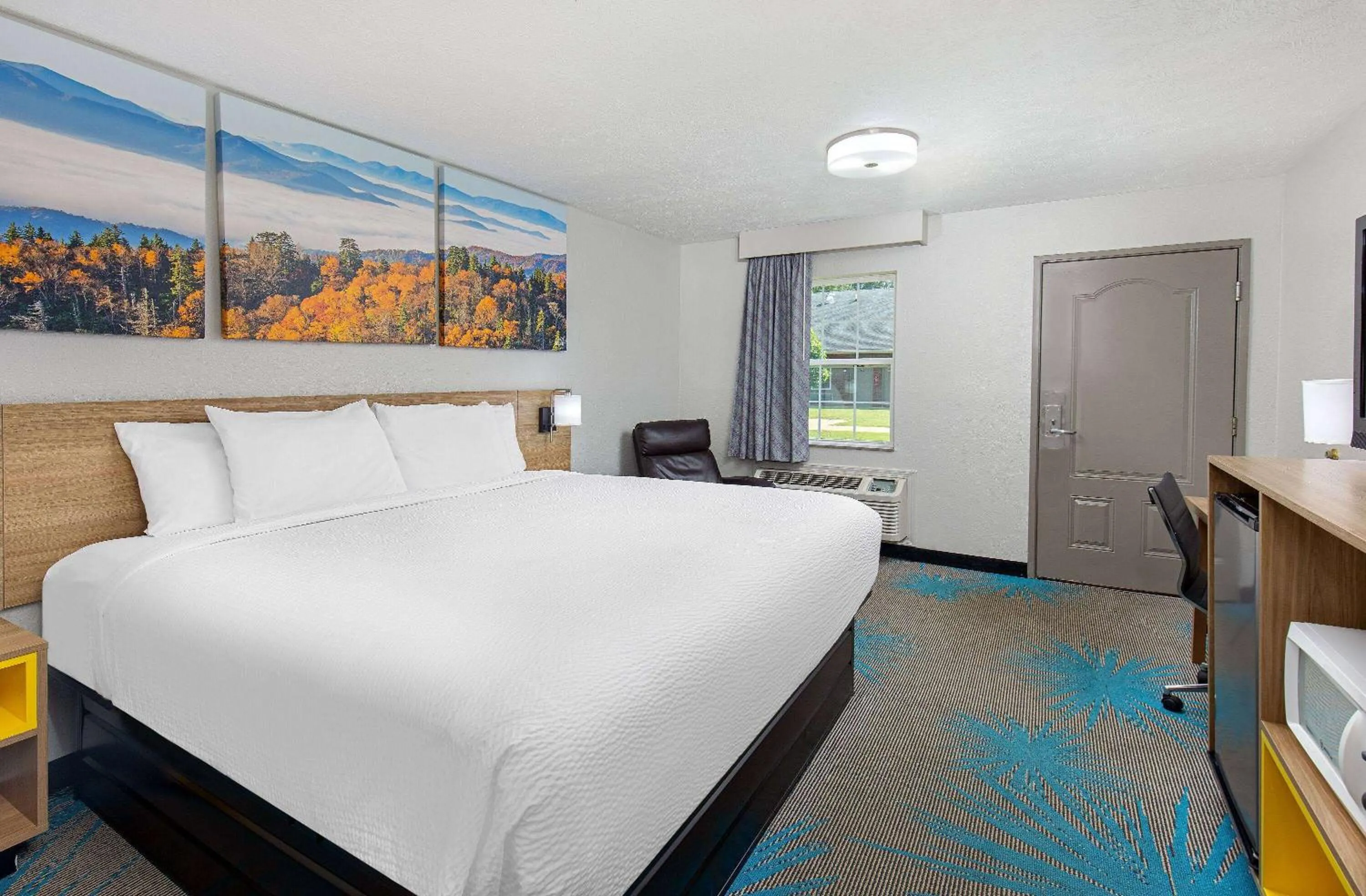 King Room - Mobility Access/Non-Smoking in Days Inn by Wyndham Savannah