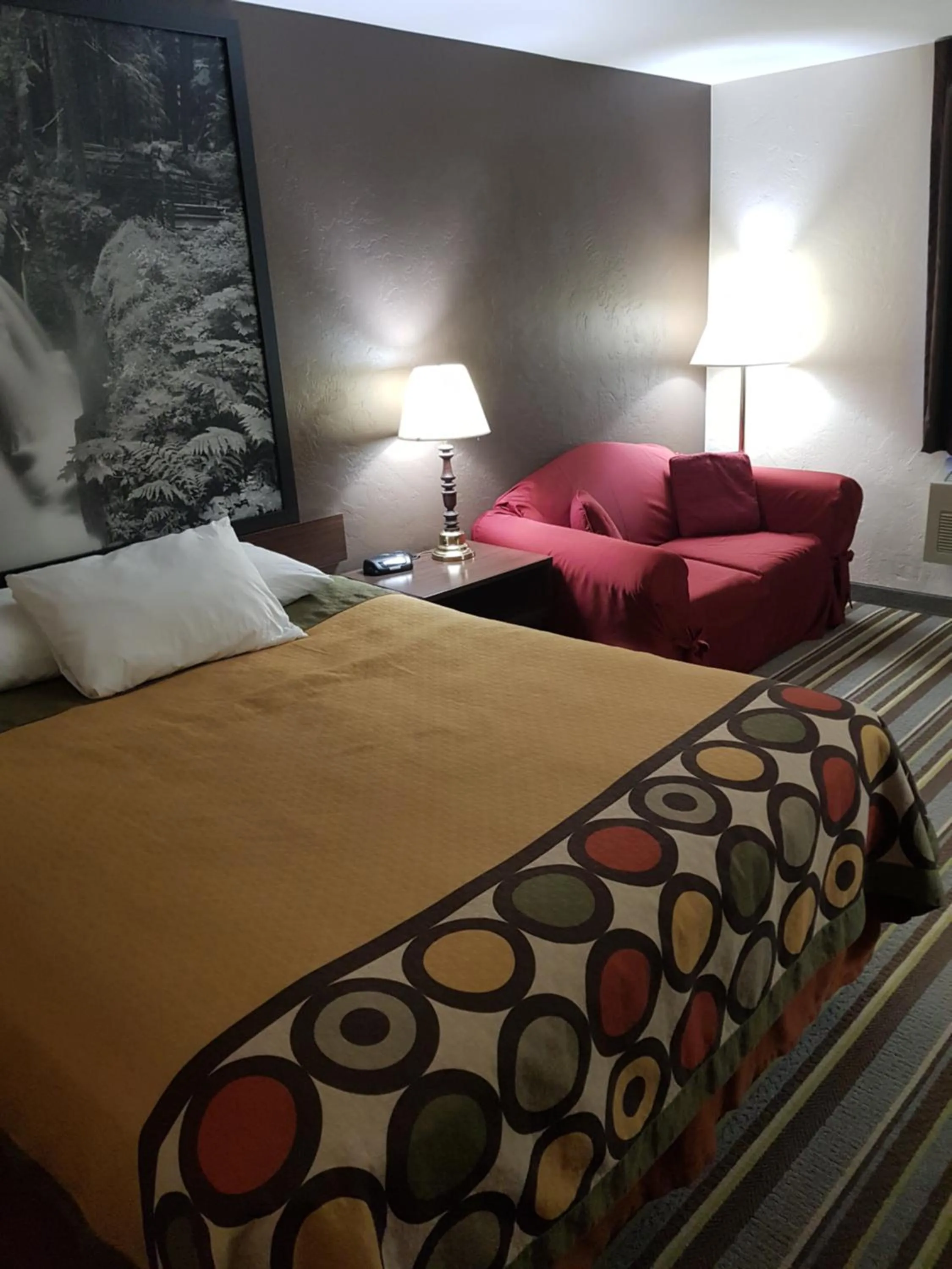 Queen Room with Bath Tub - Non-Smoking - Pet Friendly/Mobility Accessible in Super 8 by Wyndham Shelton