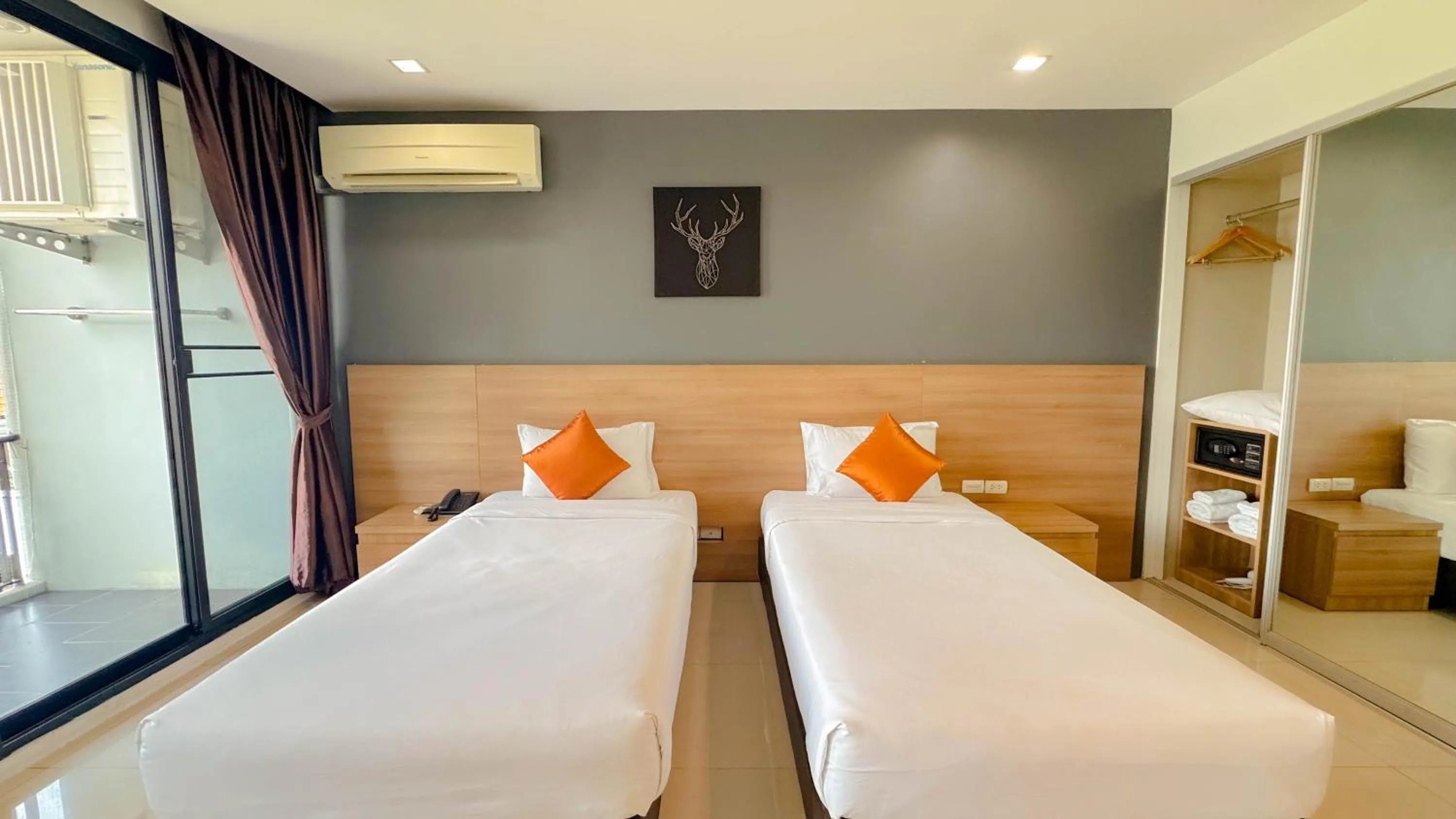Deluxe Twin Room in Marigold Sukhumvit - Free Shuttle to BTS Bearing Station