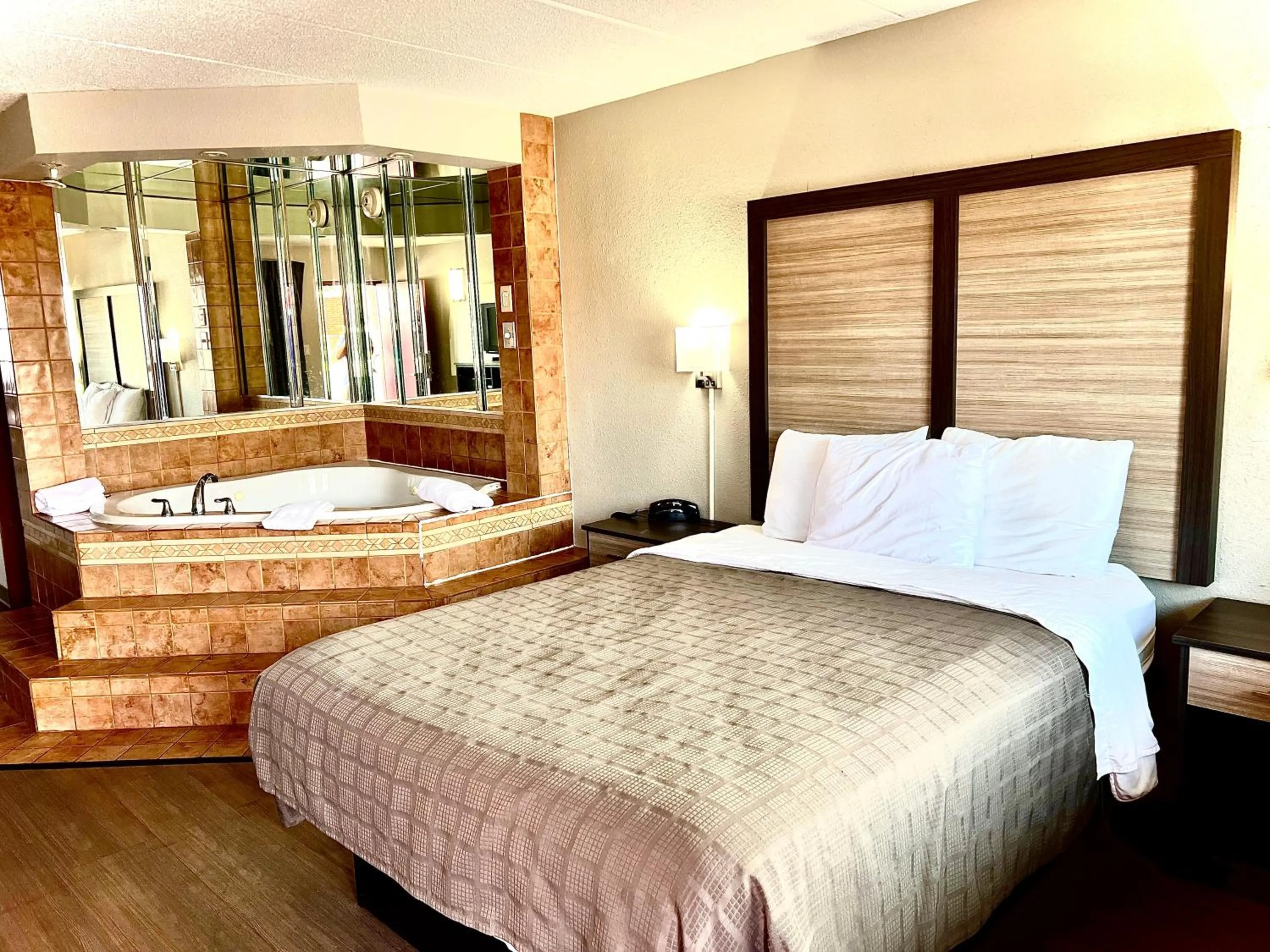 Suite with Hot Tub in Bridgeview Inn Chicago Area