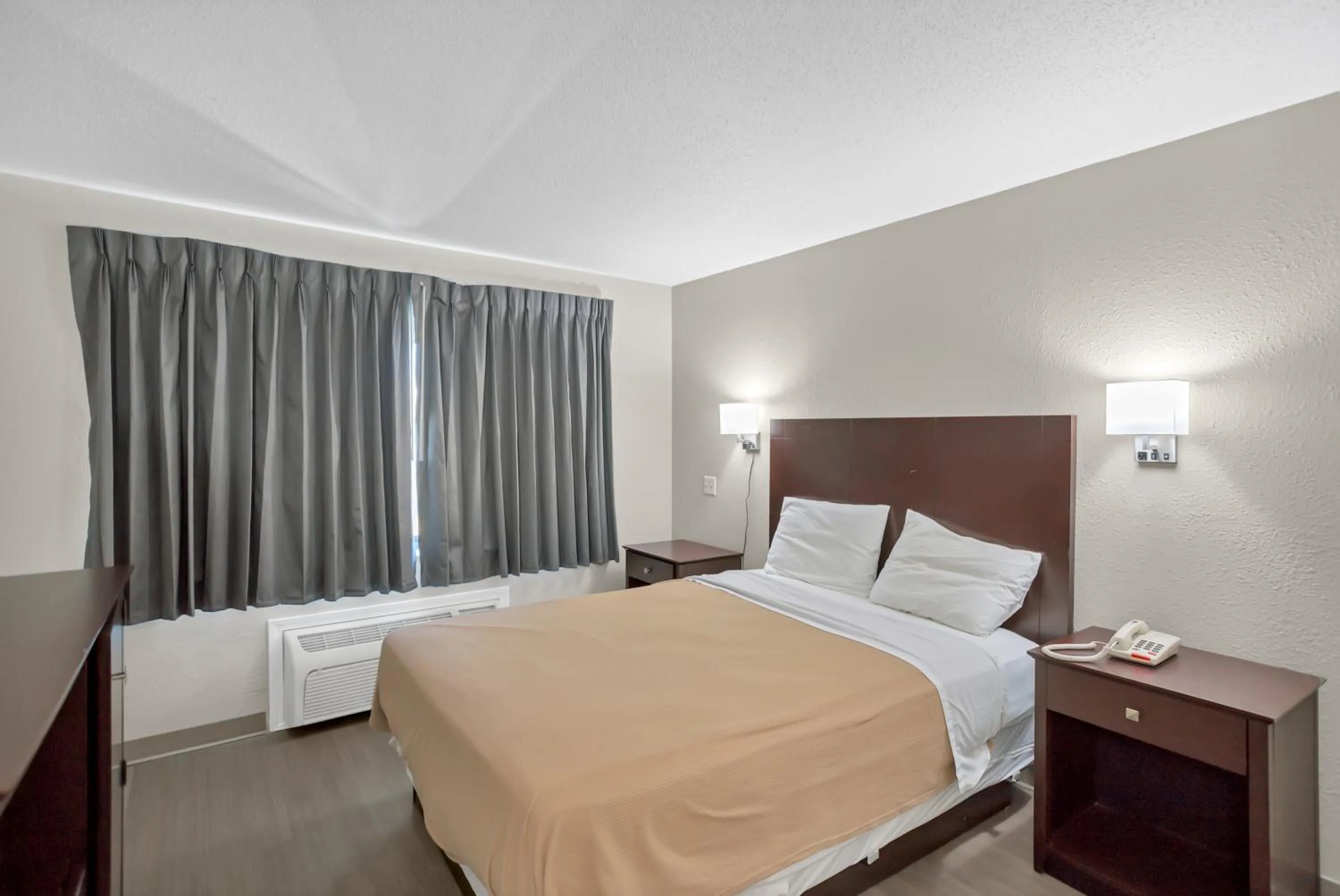 Large Twin Room in Bridgeview Inn Chicago Area