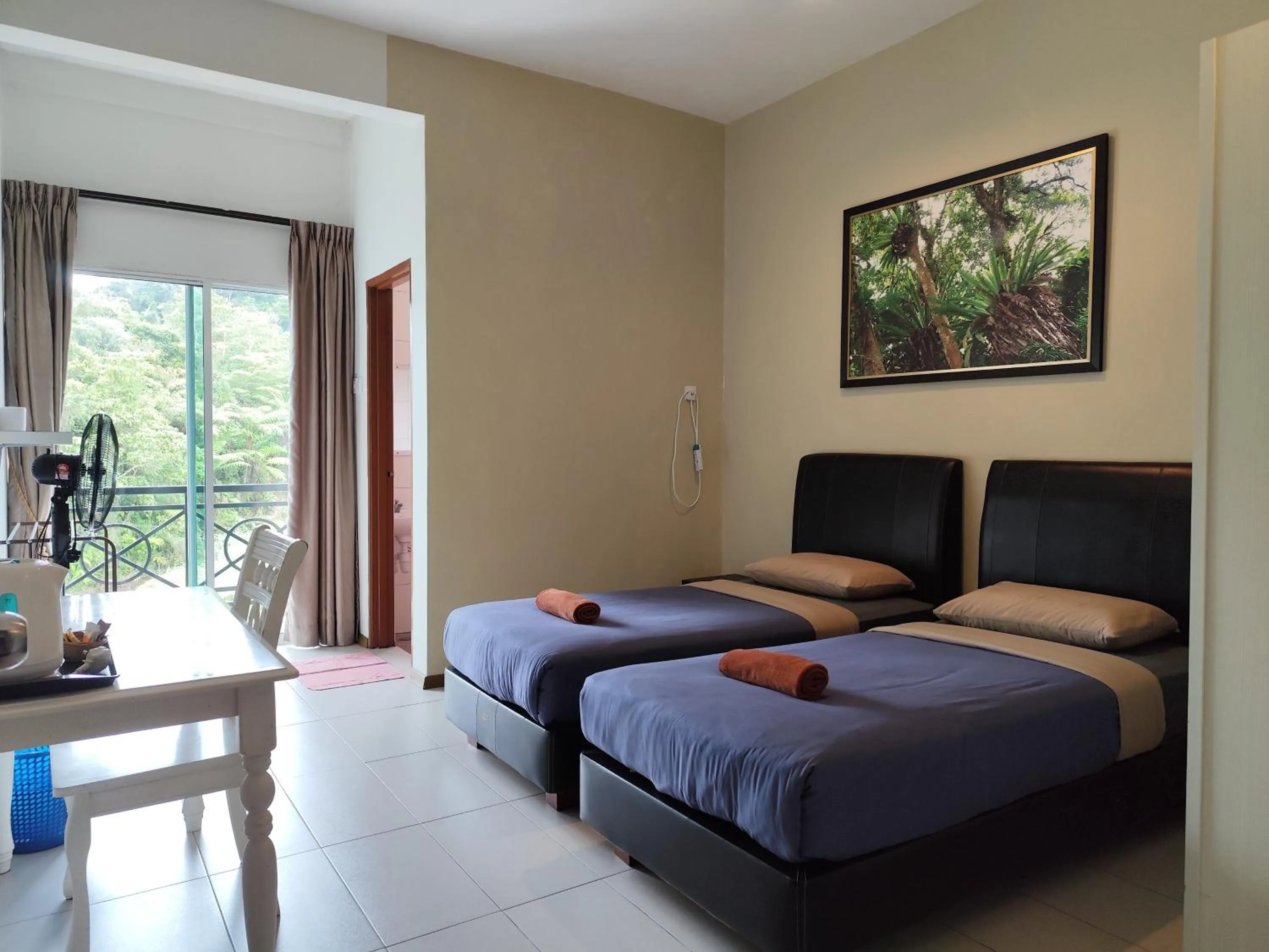 Twin Room with Balcony in Rovers Inn Guesthouse - Age 11 And Above Only