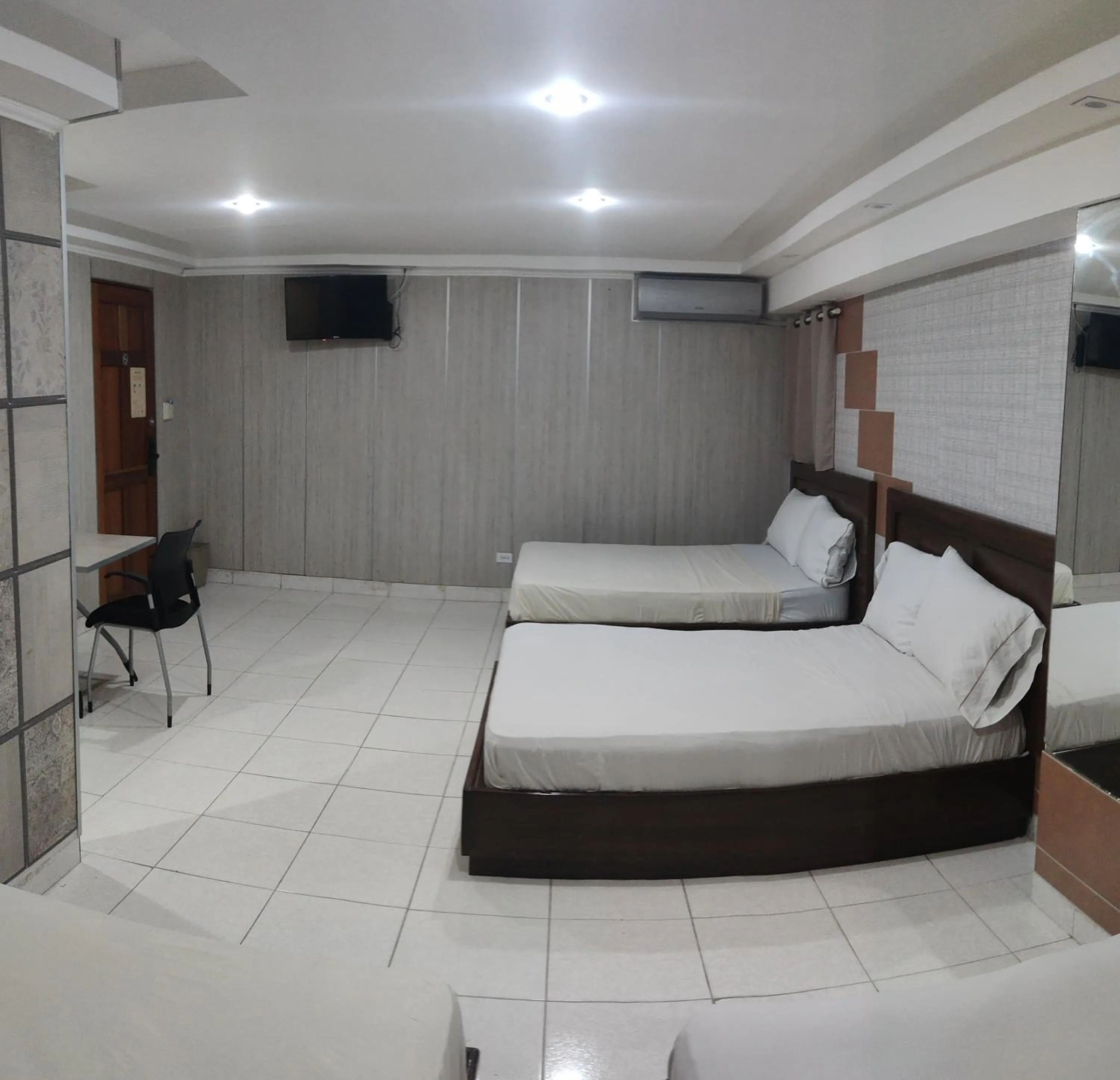 Twin Room in HOTEL SAN THOMAS INN