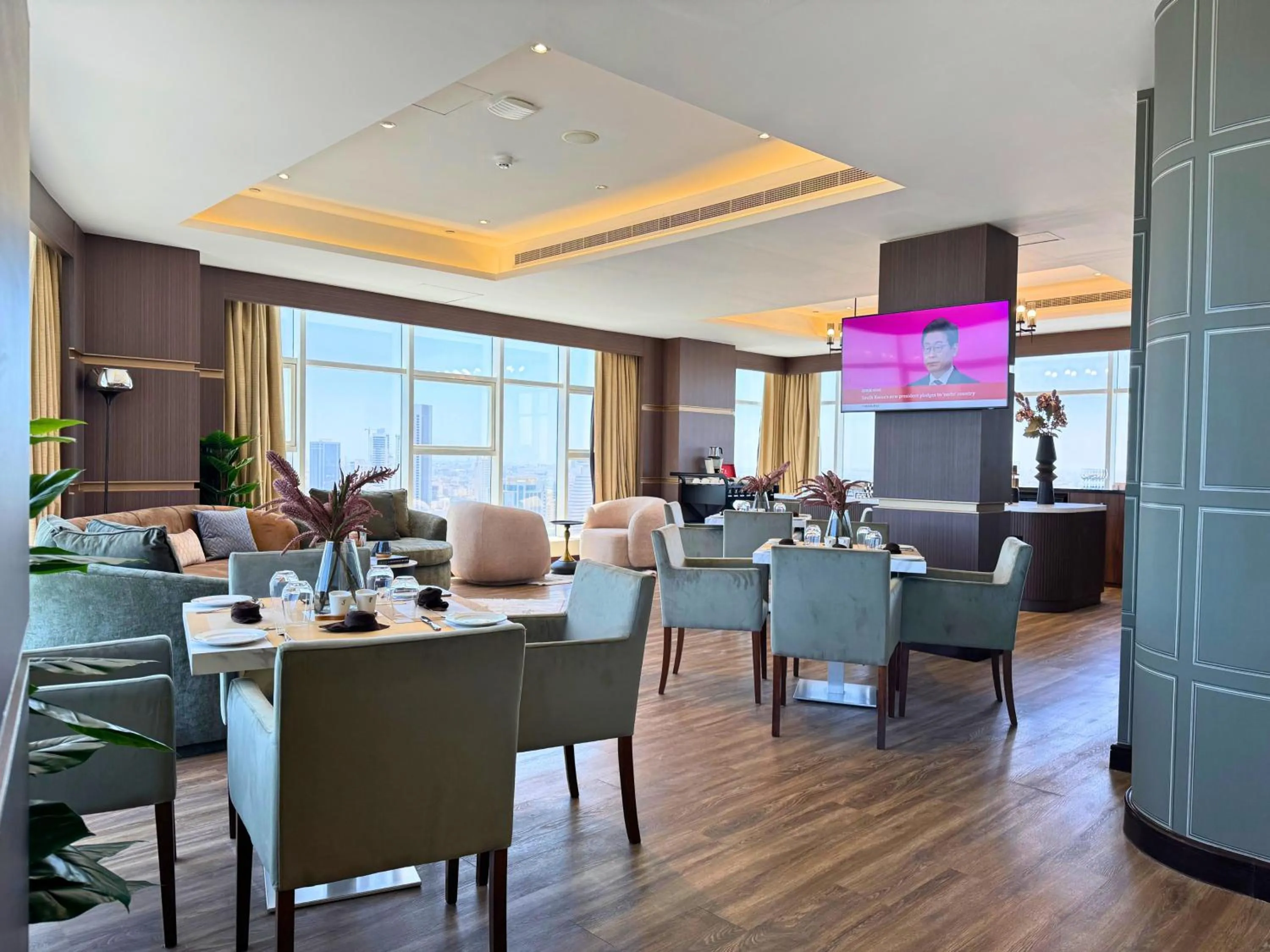 Junior Suite with Vista 27 Lounge Access - single occupancy in Swiss-Belhotel Seef Bahrain