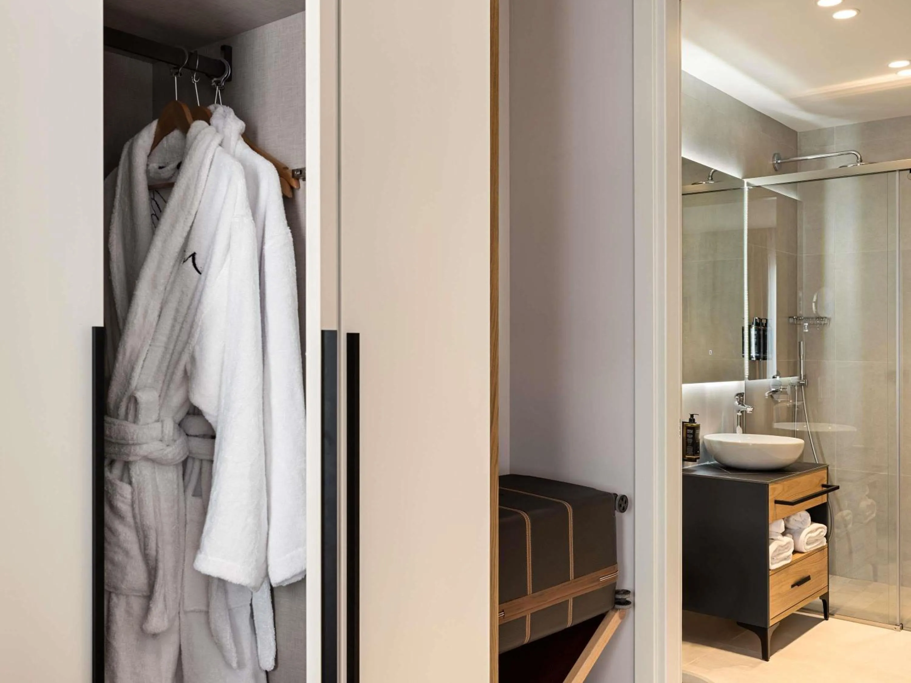 Privilege King Room with Balcony in Mercure Tirana