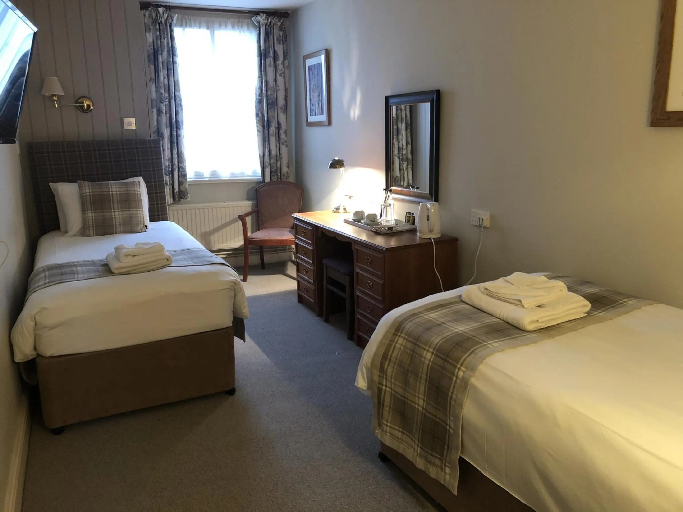 Twin Room with Shower in The Old Bell - Warminster