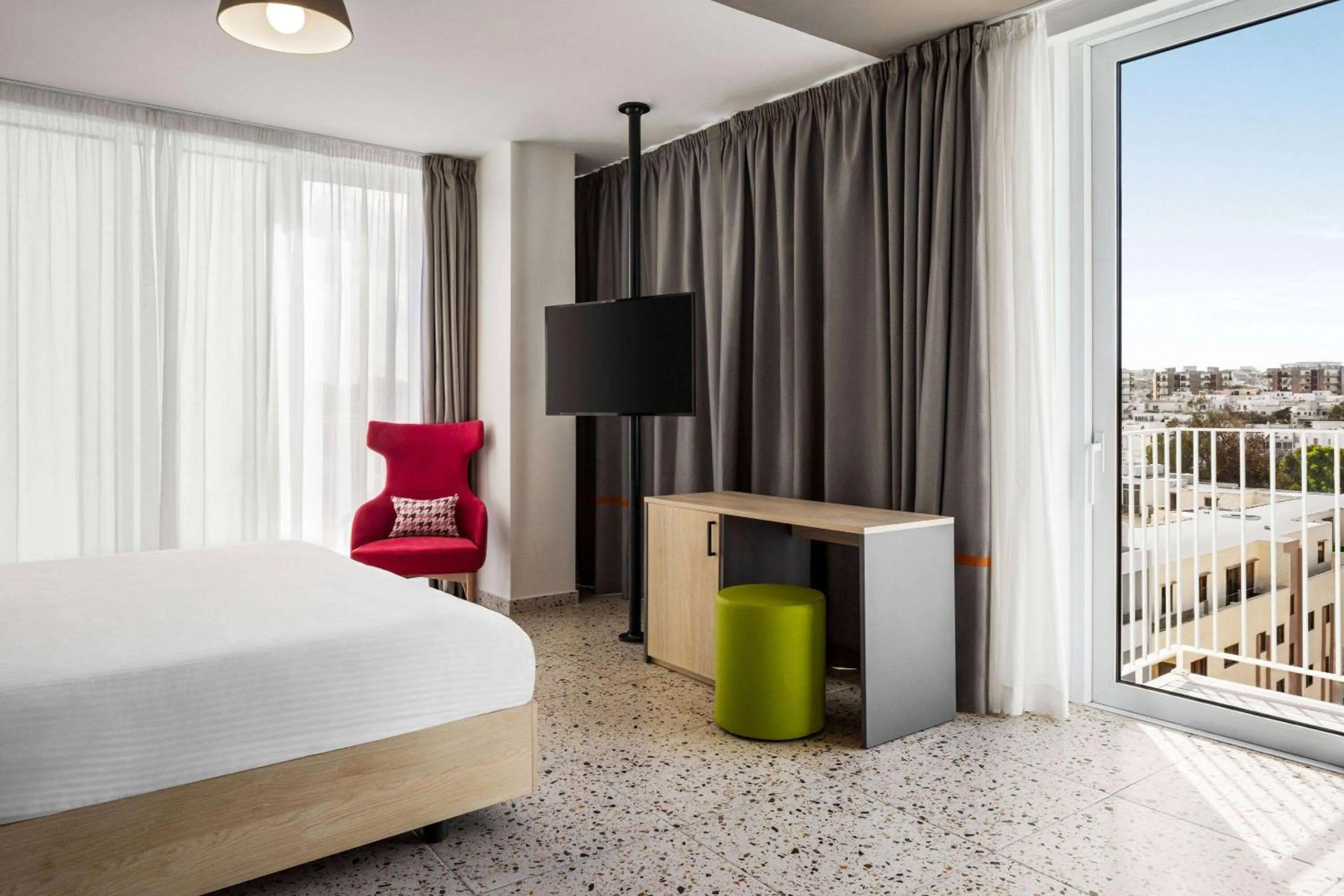 King Superior Room with City View in QUADRO Hotel