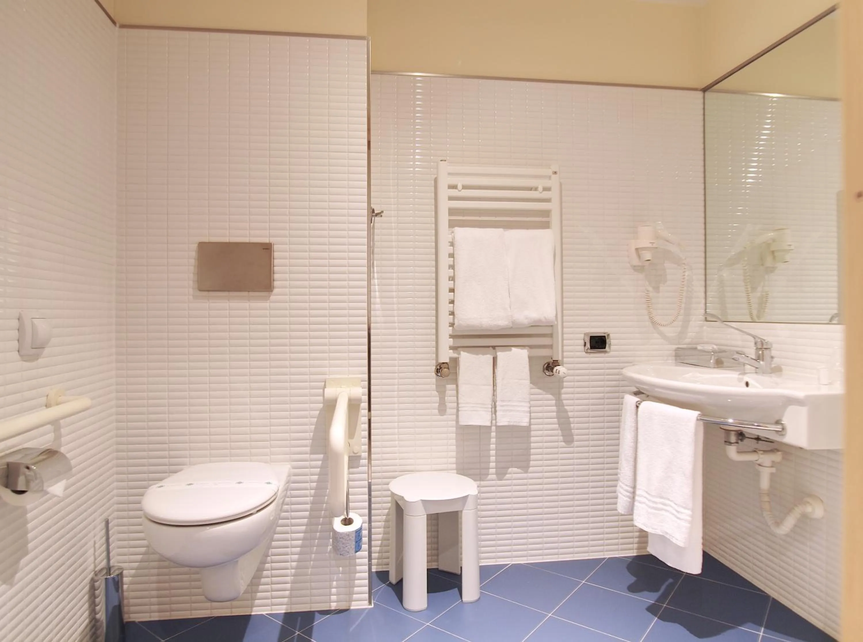 Double or Twin Room - Disability Access in Tower Hotel Malpensa