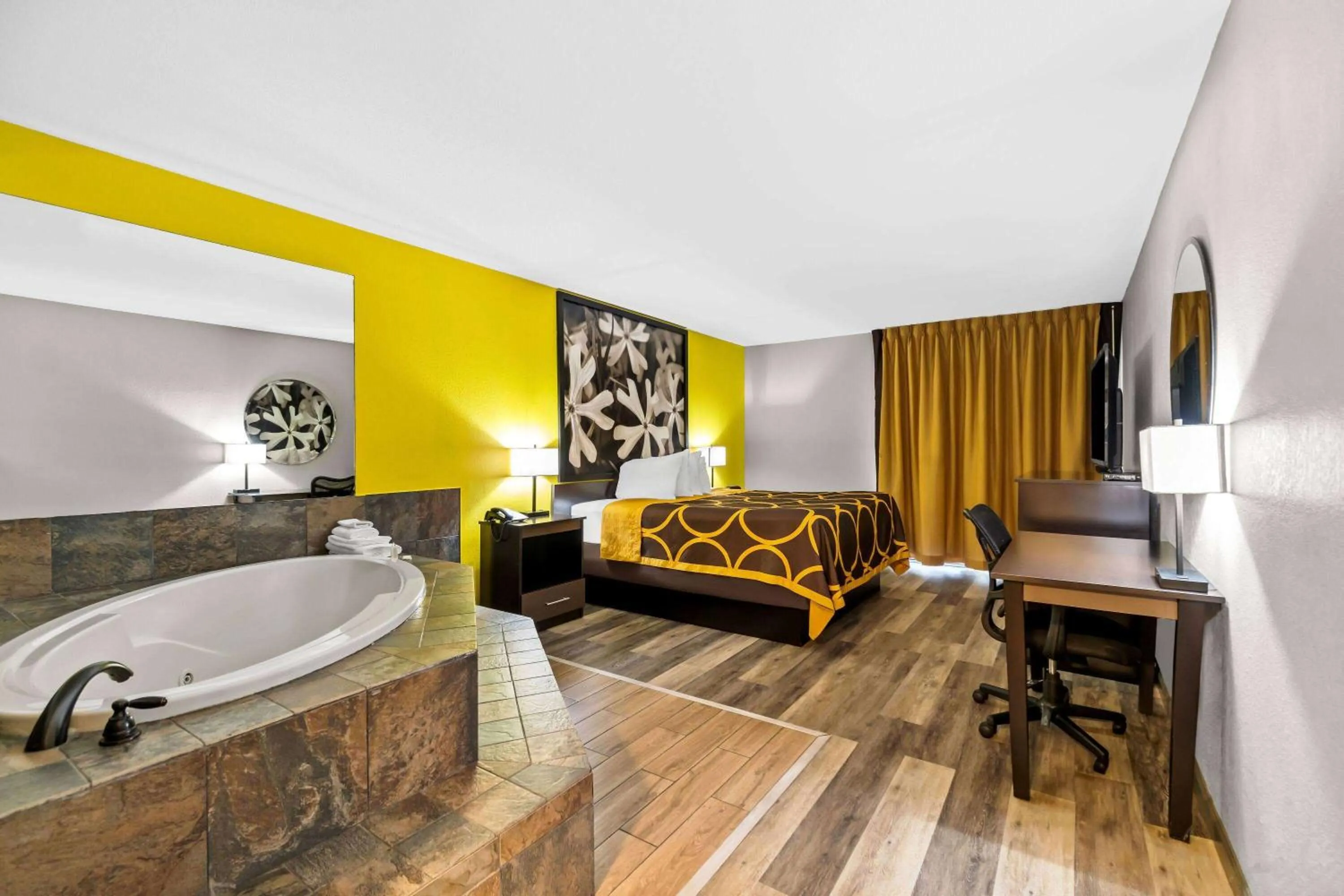 King Suite with Hot Tub - Non-Smoking in Super 8 by Wyndham Paragould