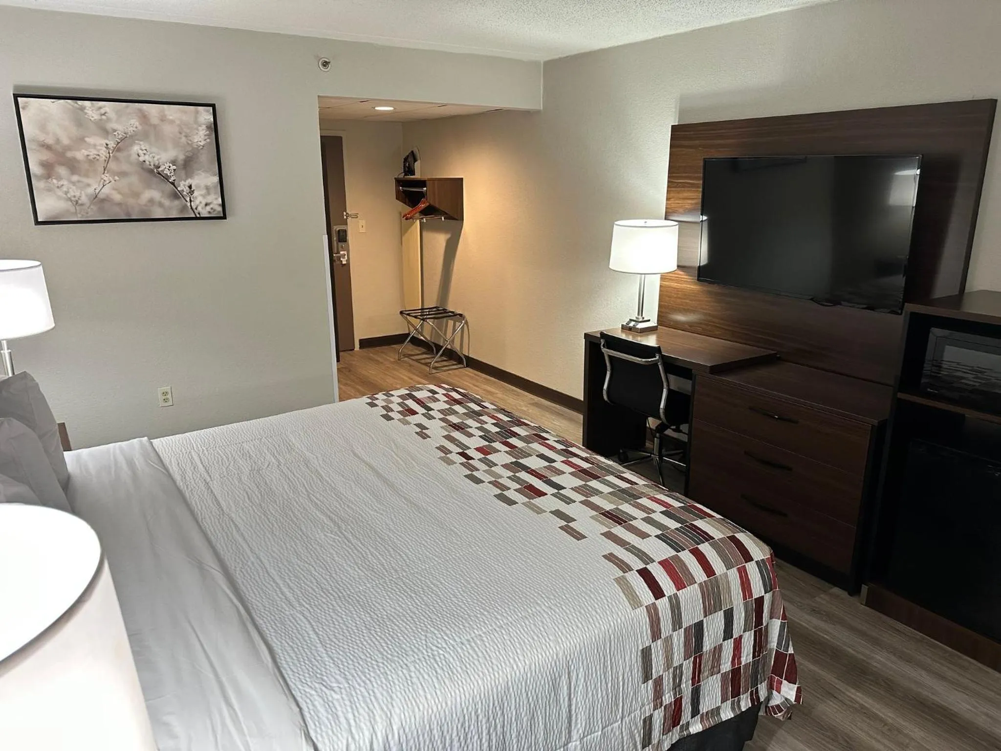 Superior King Room Non-Smoking in Red Roof Inn Charleston - Dunbar