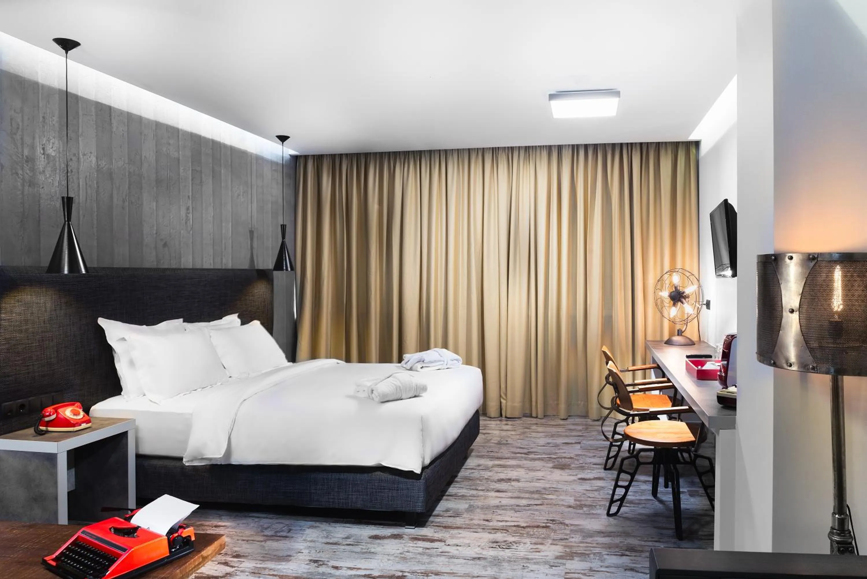 Junior Suite with City View in 360 Degrees