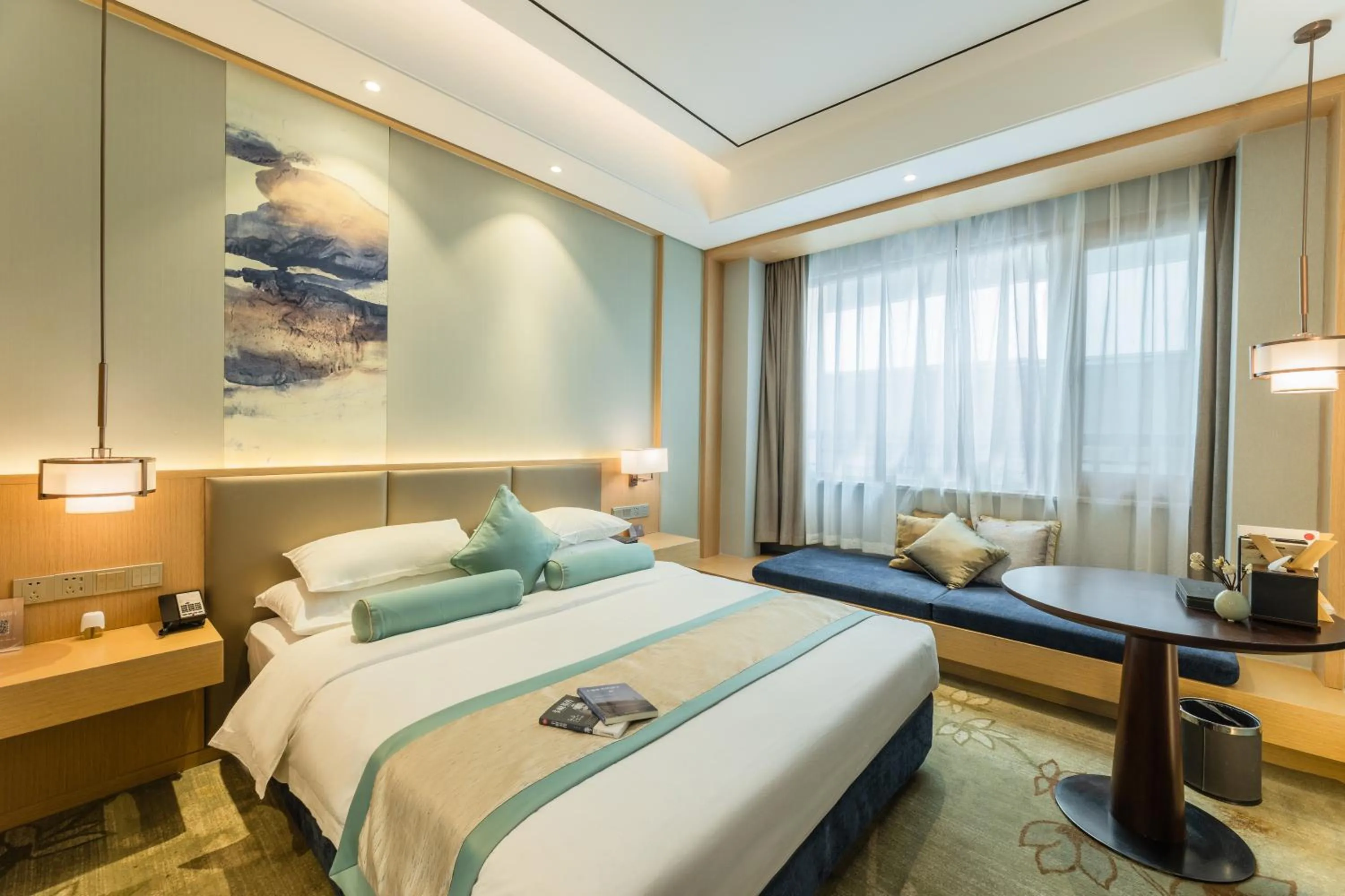 Elegant King Room in Century Runhua Hotel