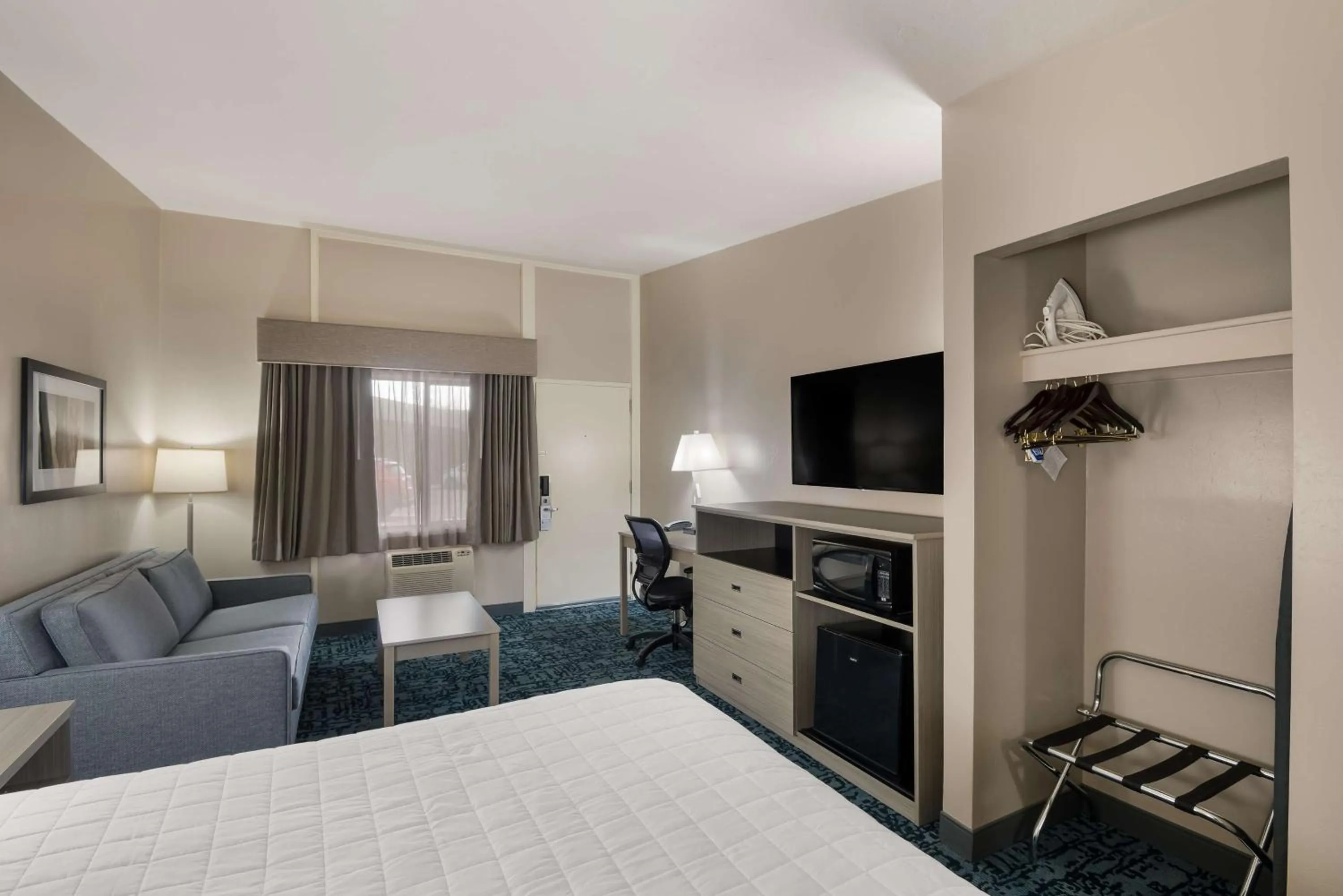 Superior Suite - Non-Smoking in Best Western New Oregon Motel