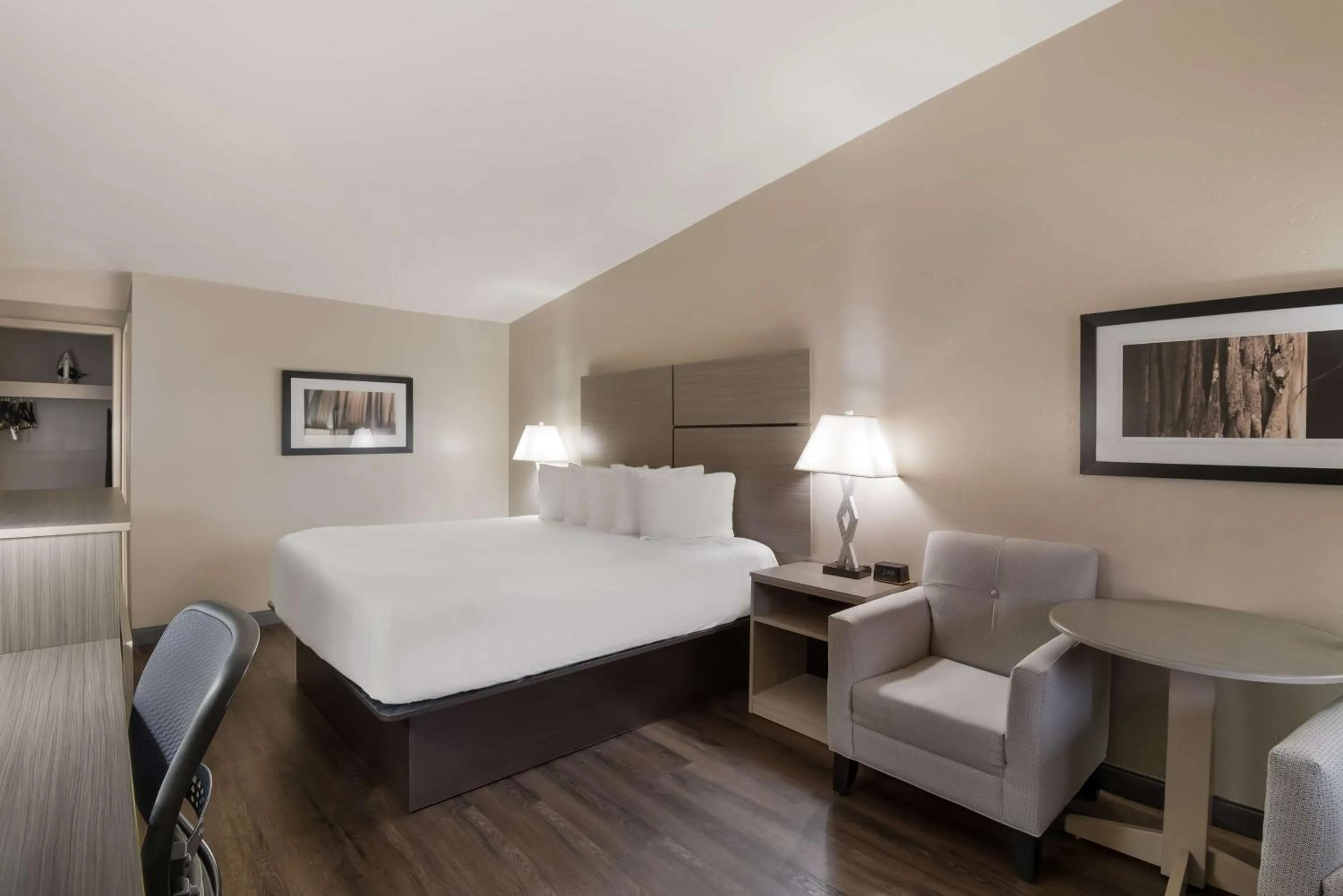 Deluxe King Room with Balcony - Non-Smoking in Best Western New Oregon Motel