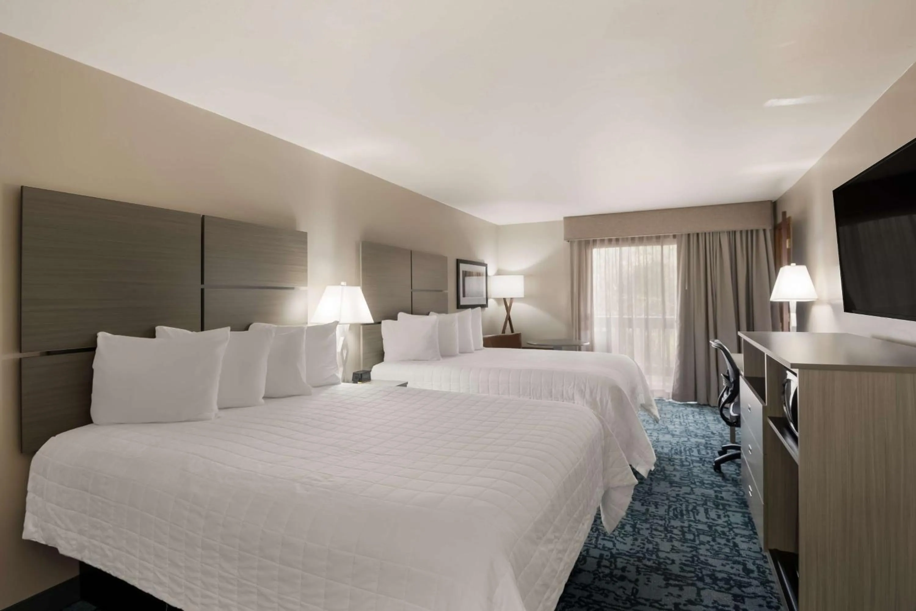 Superior Quadruple Suite with Balcony - Non-Smoking in Best Western New Oregon Motel