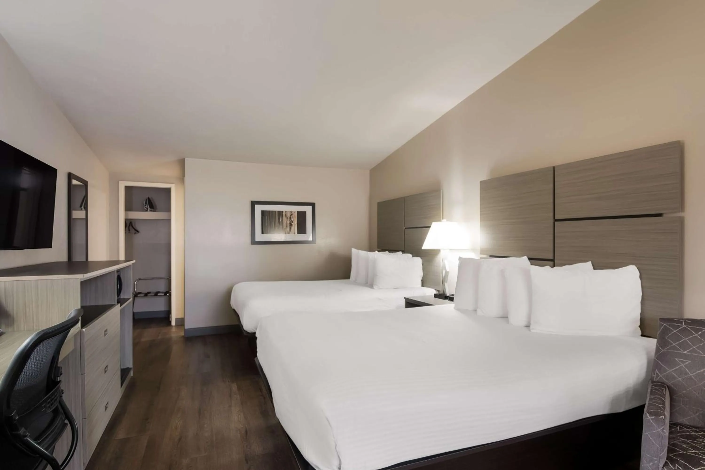 Queen Room with Two Queen Beds and Balcony - Water View/Pet Friendly/Non-Smoking in Best Western New Oregon Motel