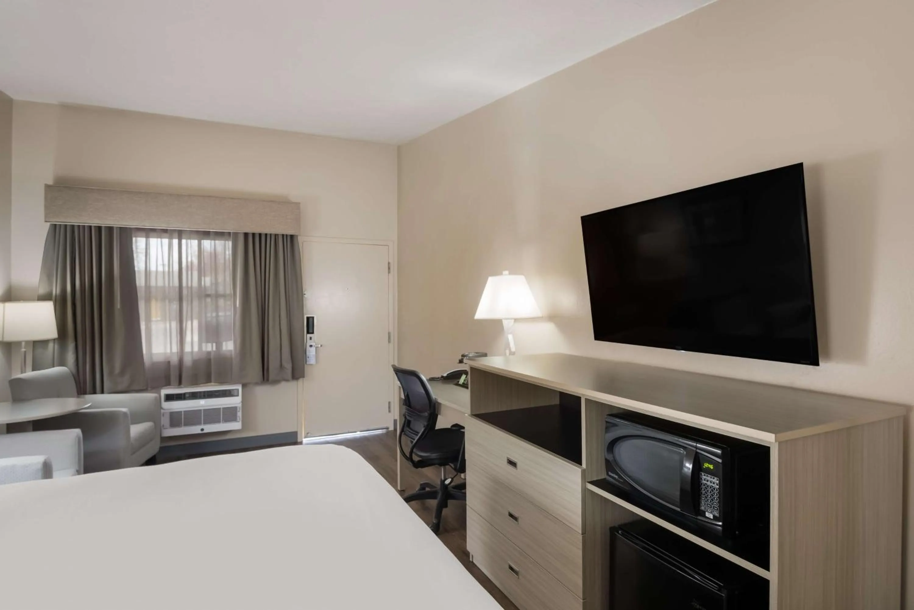 King Room with Balcony and Water View - Pet Friendly/Non-Smoking in Best Western New Oregon Motel