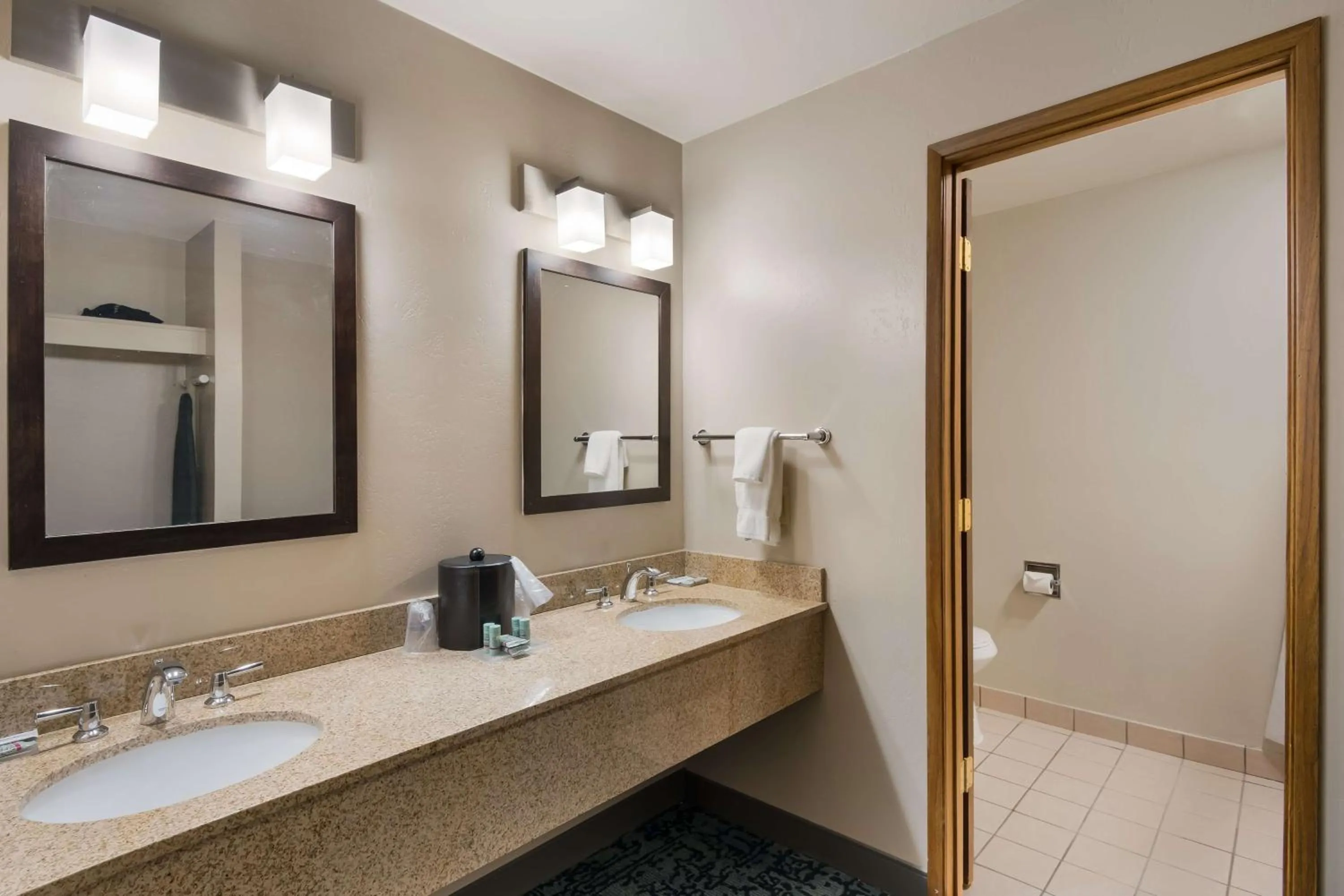 Queen Room with Sofa Bed - Pet-Friendly in Best Western New Oregon Motel