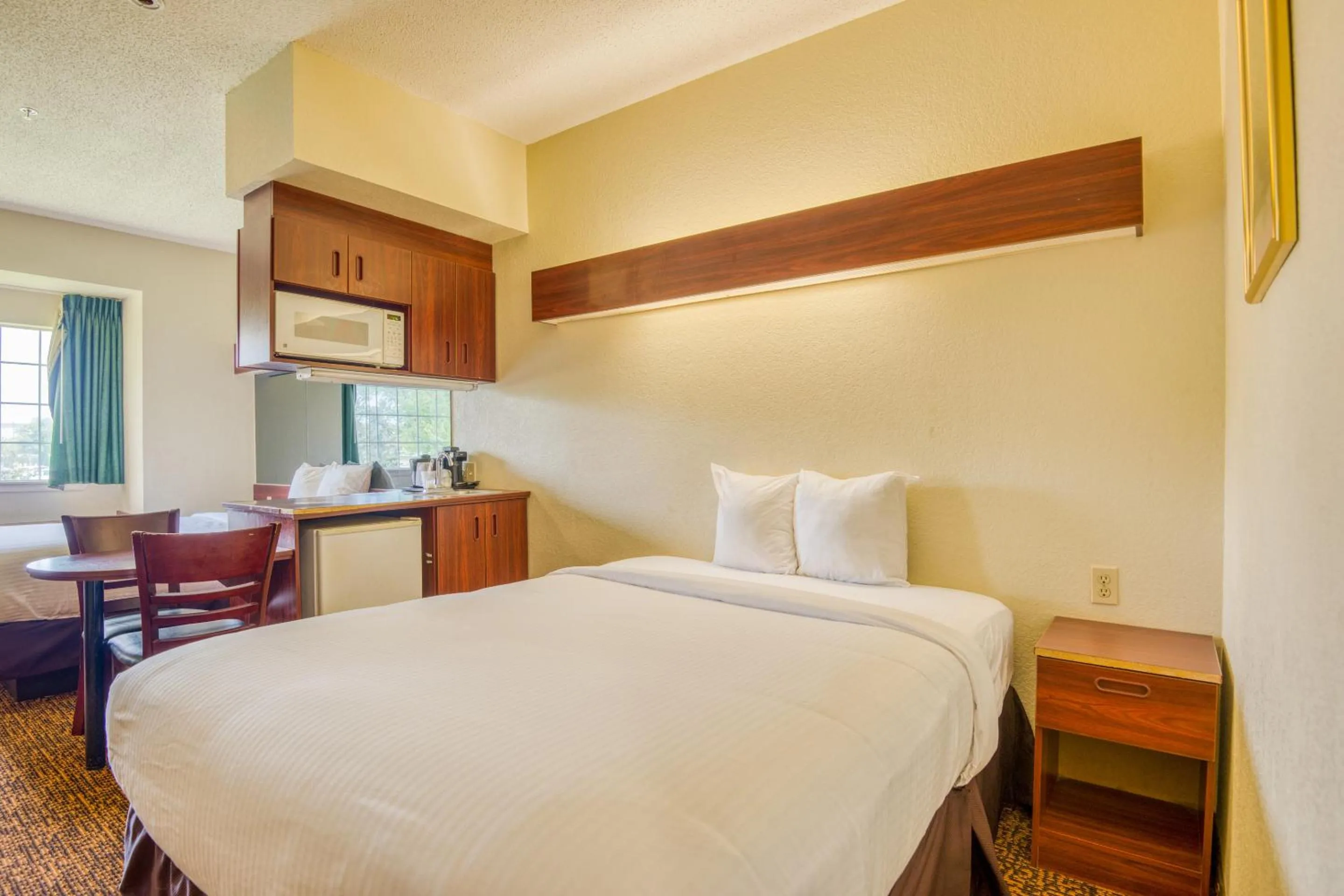 Queen Room - Disability Access in Trident Inn & Suites, Baton Rouge