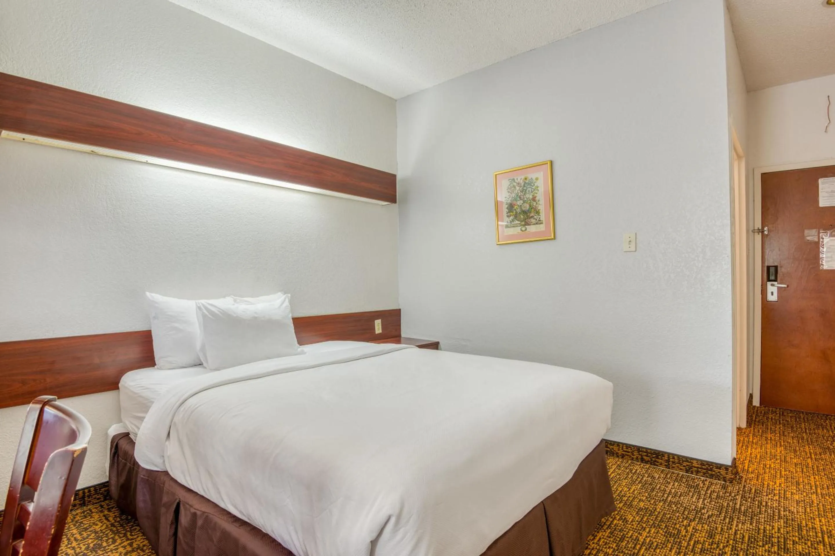 Premium Queen Bed in Trident Inn & Suites, Baton Rouge